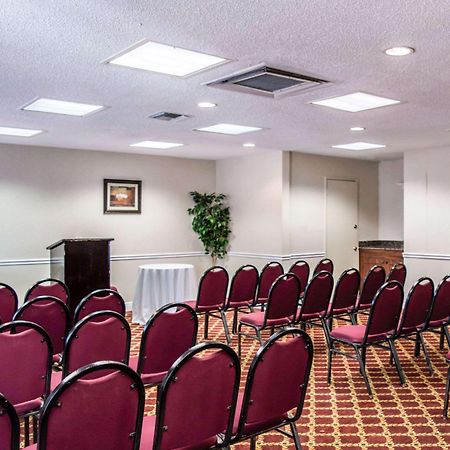 Clarion Inn & Suites Central Clearwater Beach Экстерьер фото