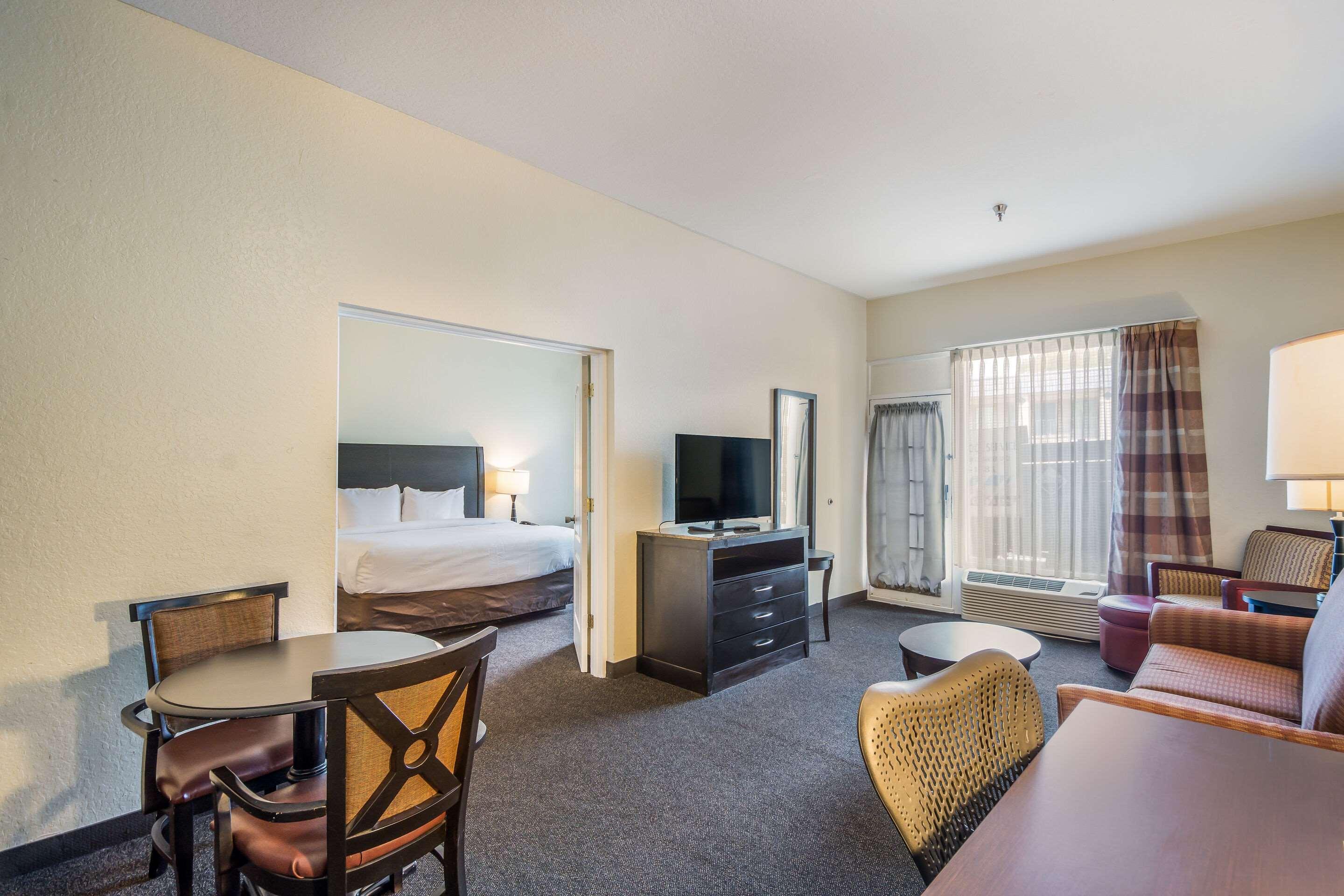 Clarion Inn & Suites Central Clearwater Beach Экстерьер фото