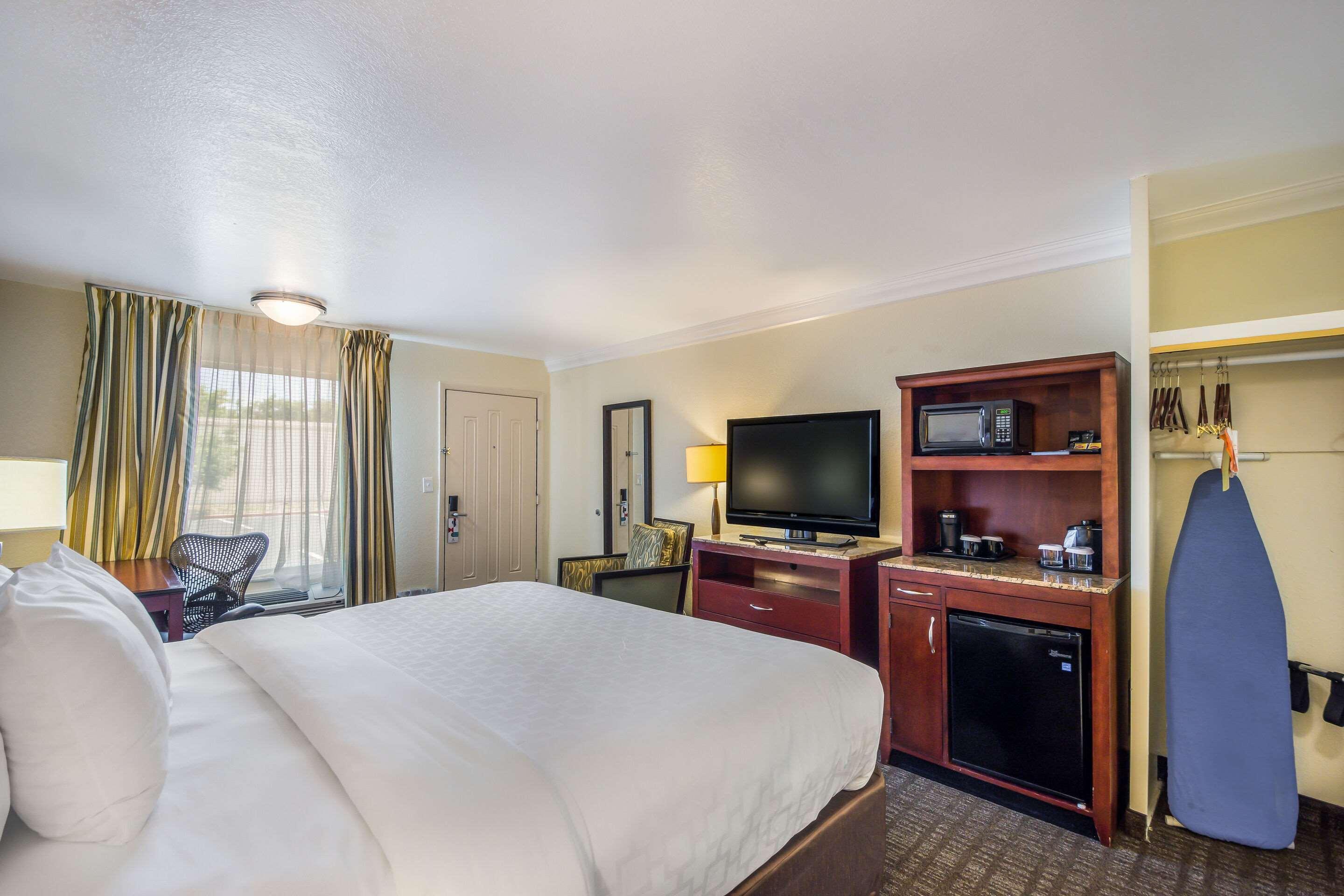 Clarion Inn & Suites Central Clearwater Beach Экстерьер фото