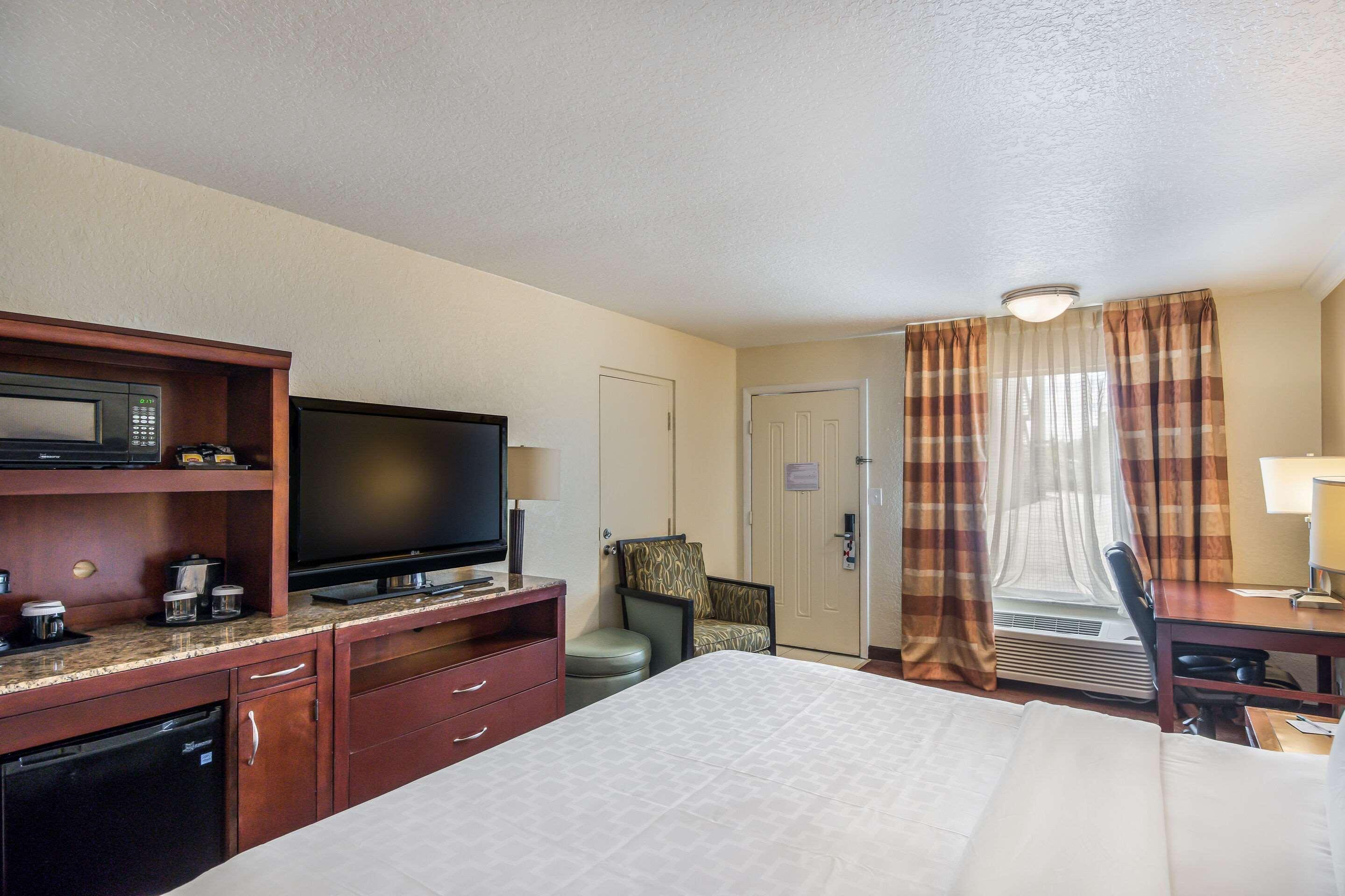 Clarion Inn & Suites Central Clearwater Beach Экстерьер фото