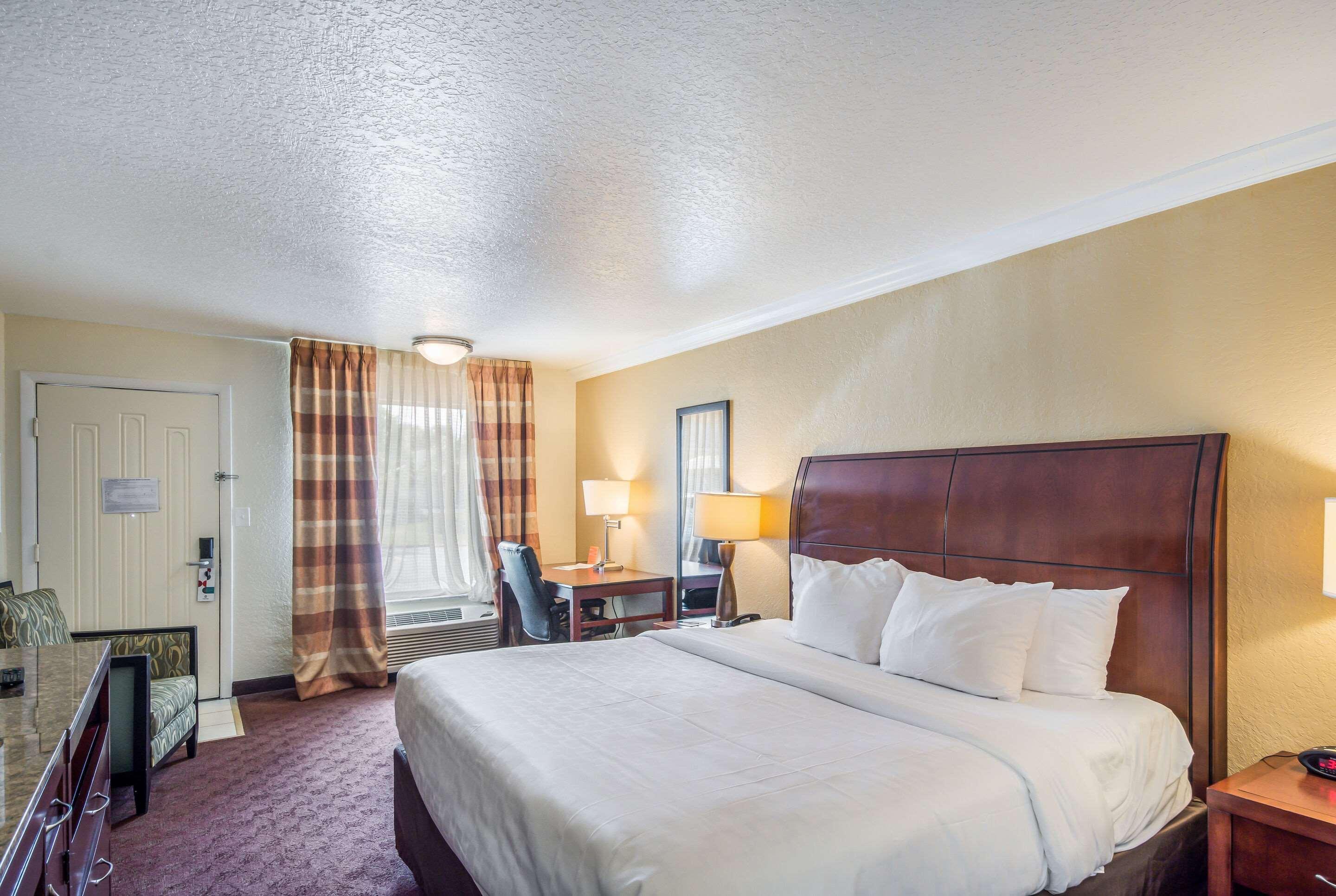 Clarion Inn & Suites Central Clearwater Beach Экстерьер фото