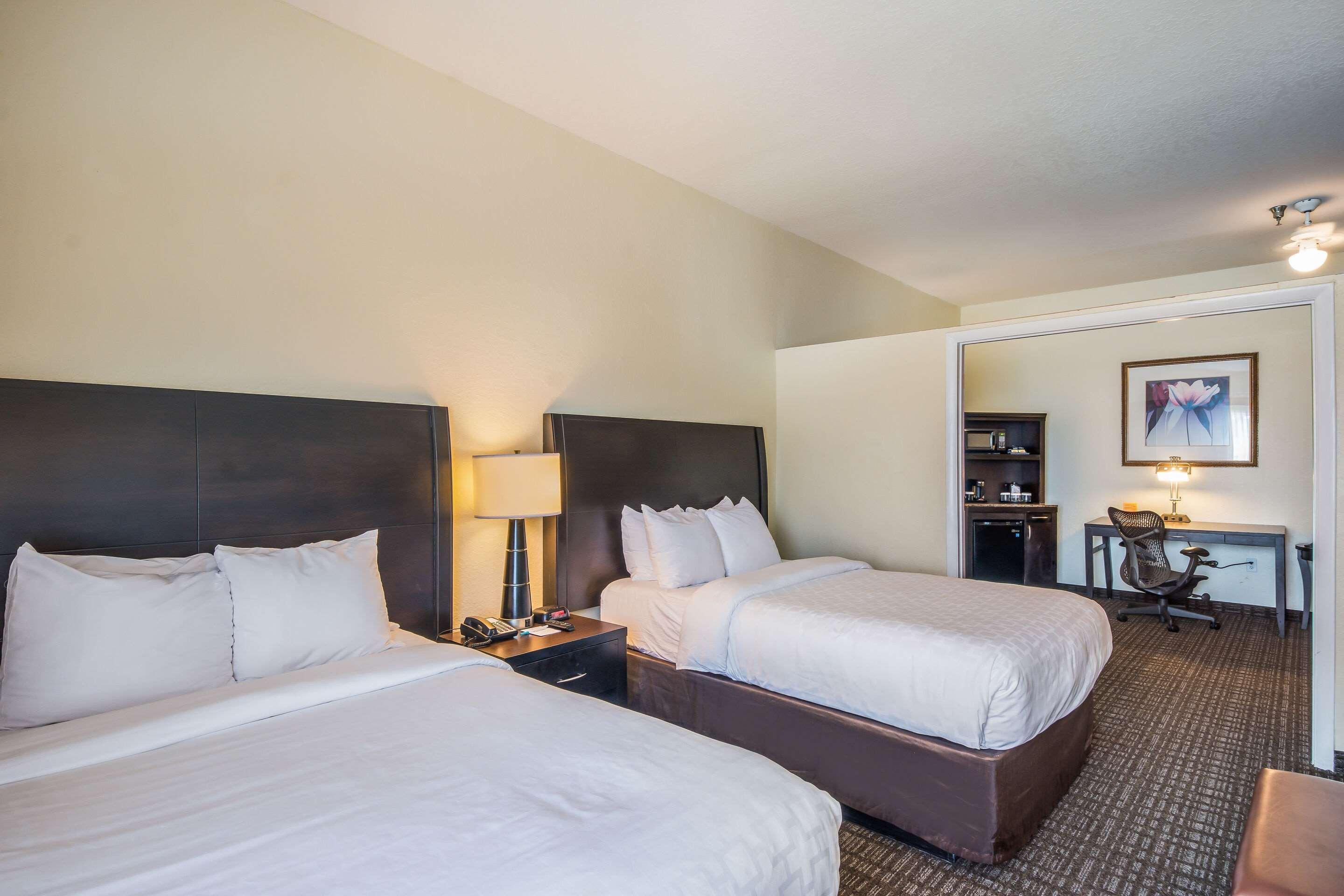 Clarion Inn & Suites Central Clearwater Beach Экстерьер фото