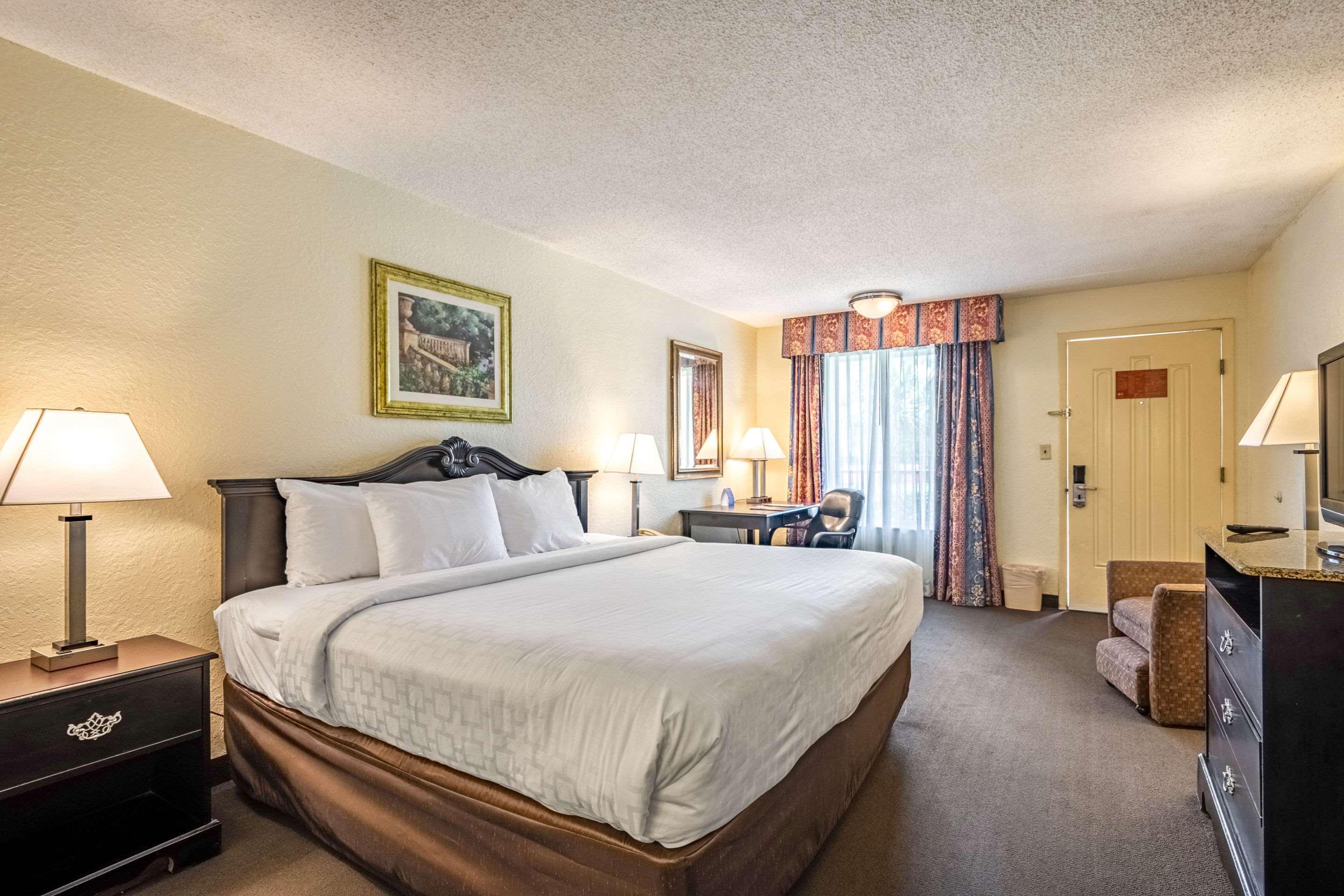 Clarion Inn & Suites Central Clearwater Beach Экстерьер фото