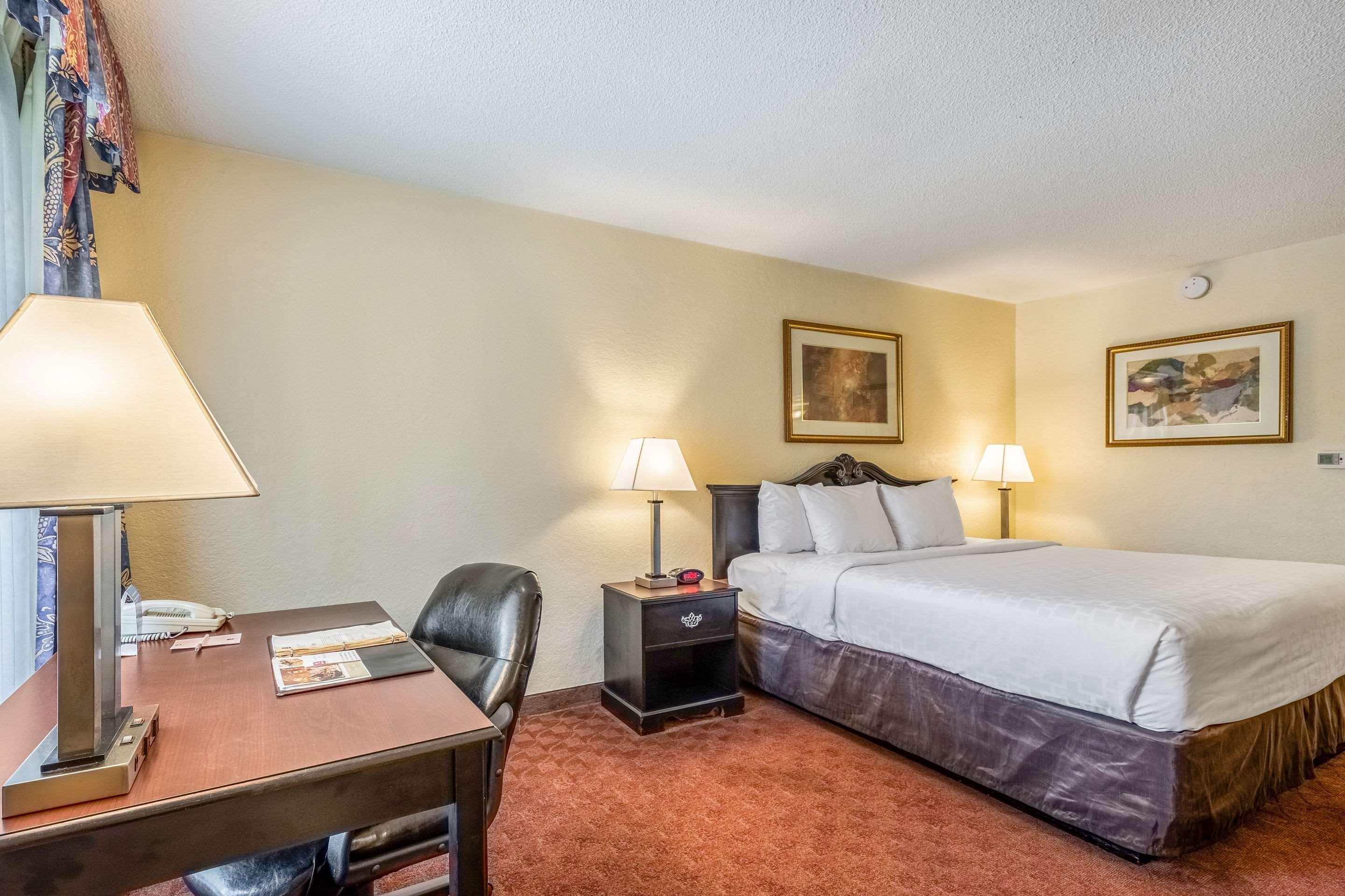 Clarion Inn & Suites Central Clearwater Beach Экстерьер фото