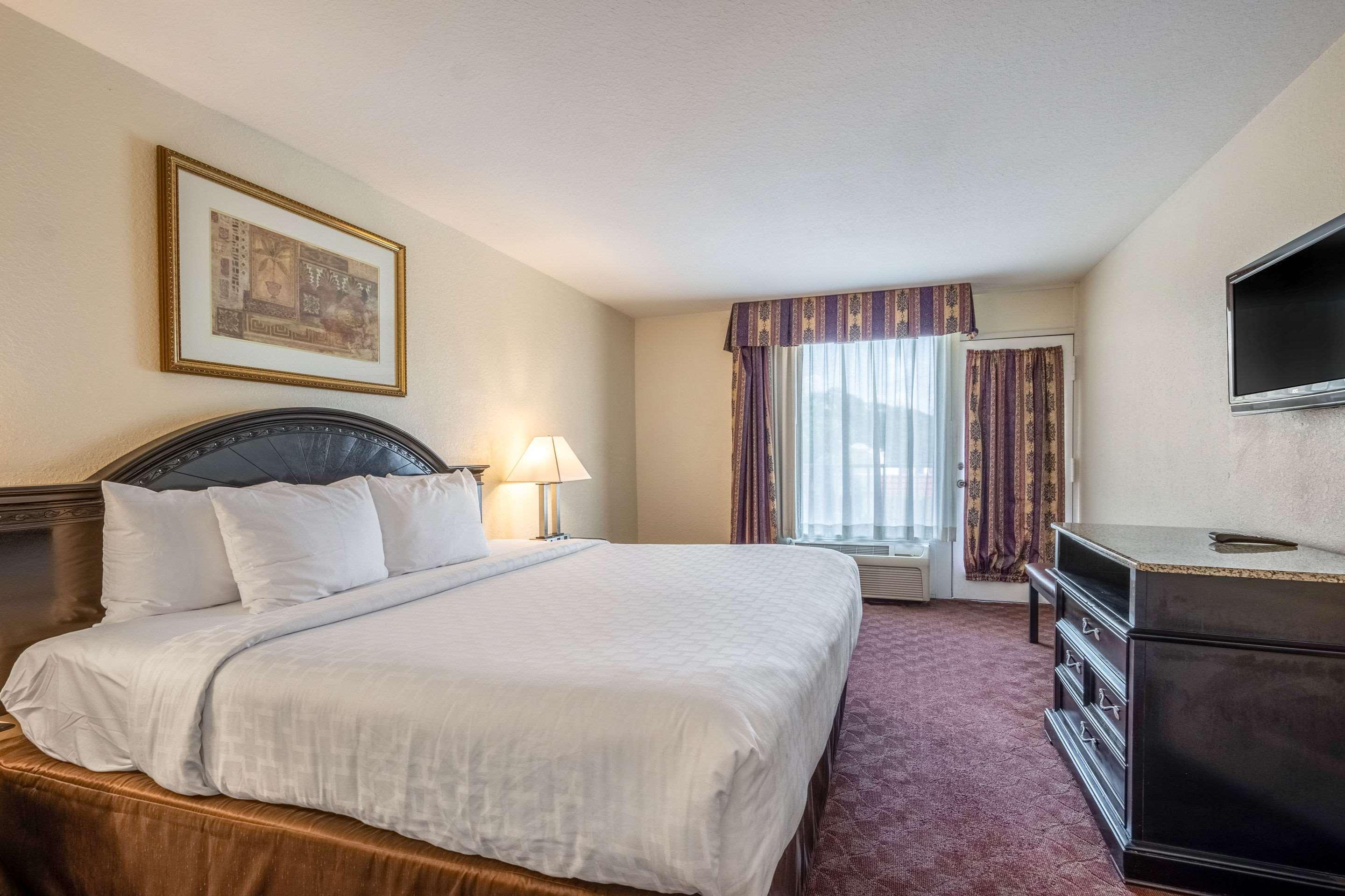 Clarion Inn & Suites Central Clearwater Beach Экстерьер фото