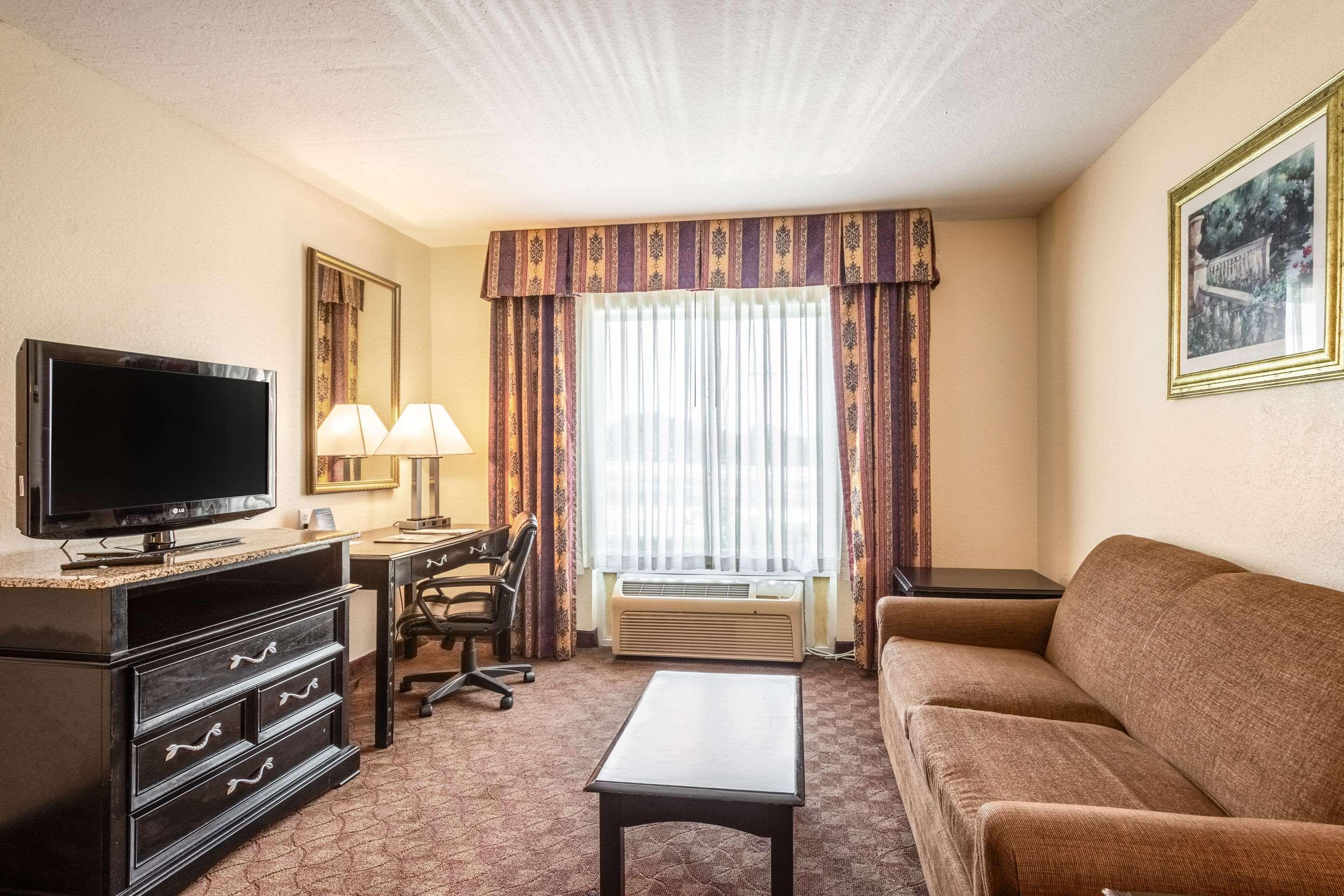 Clarion Inn & Suites Central Clearwater Beach Экстерьер фото