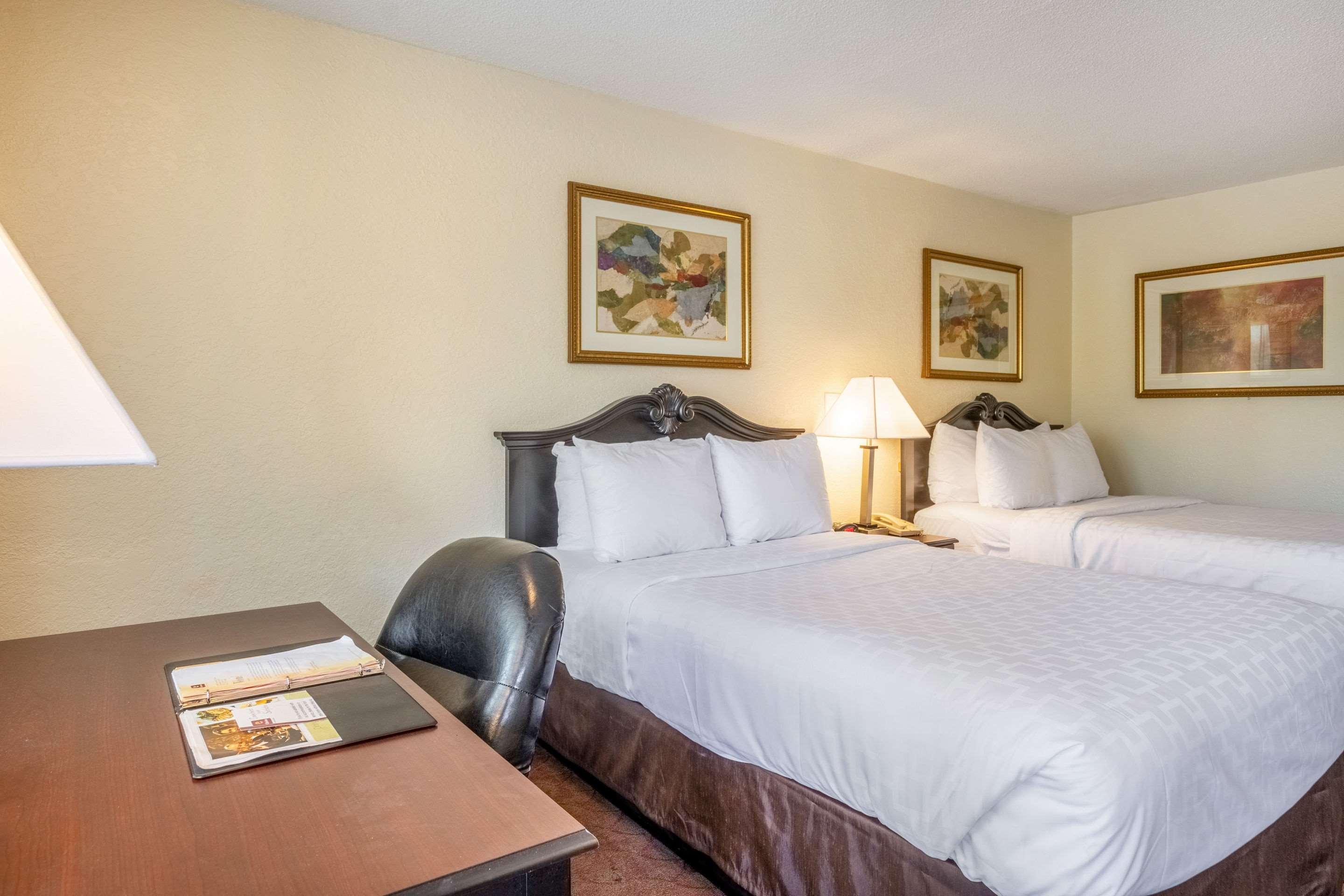 Clarion Inn & Suites Central Clearwater Beach Экстерьер фото