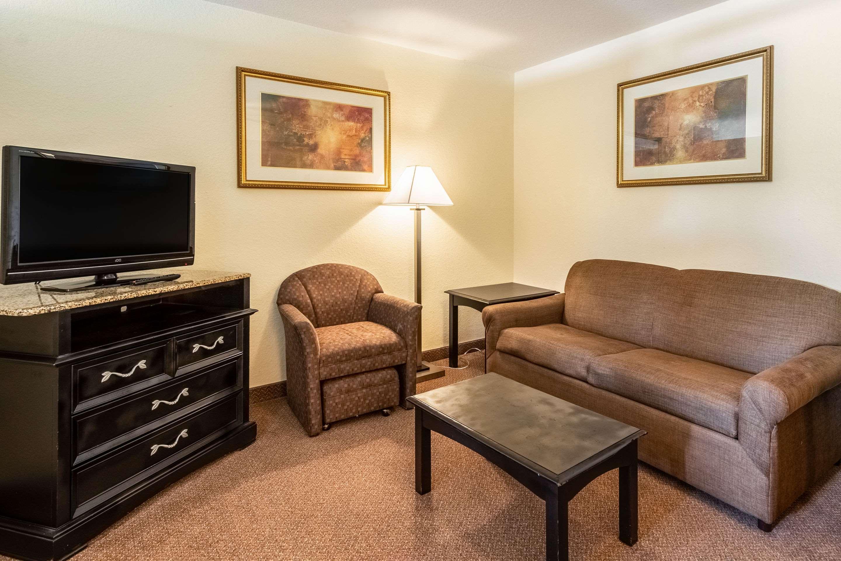 Clarion Inn & Suites Central Clearwater Beach Экстерьер фото
