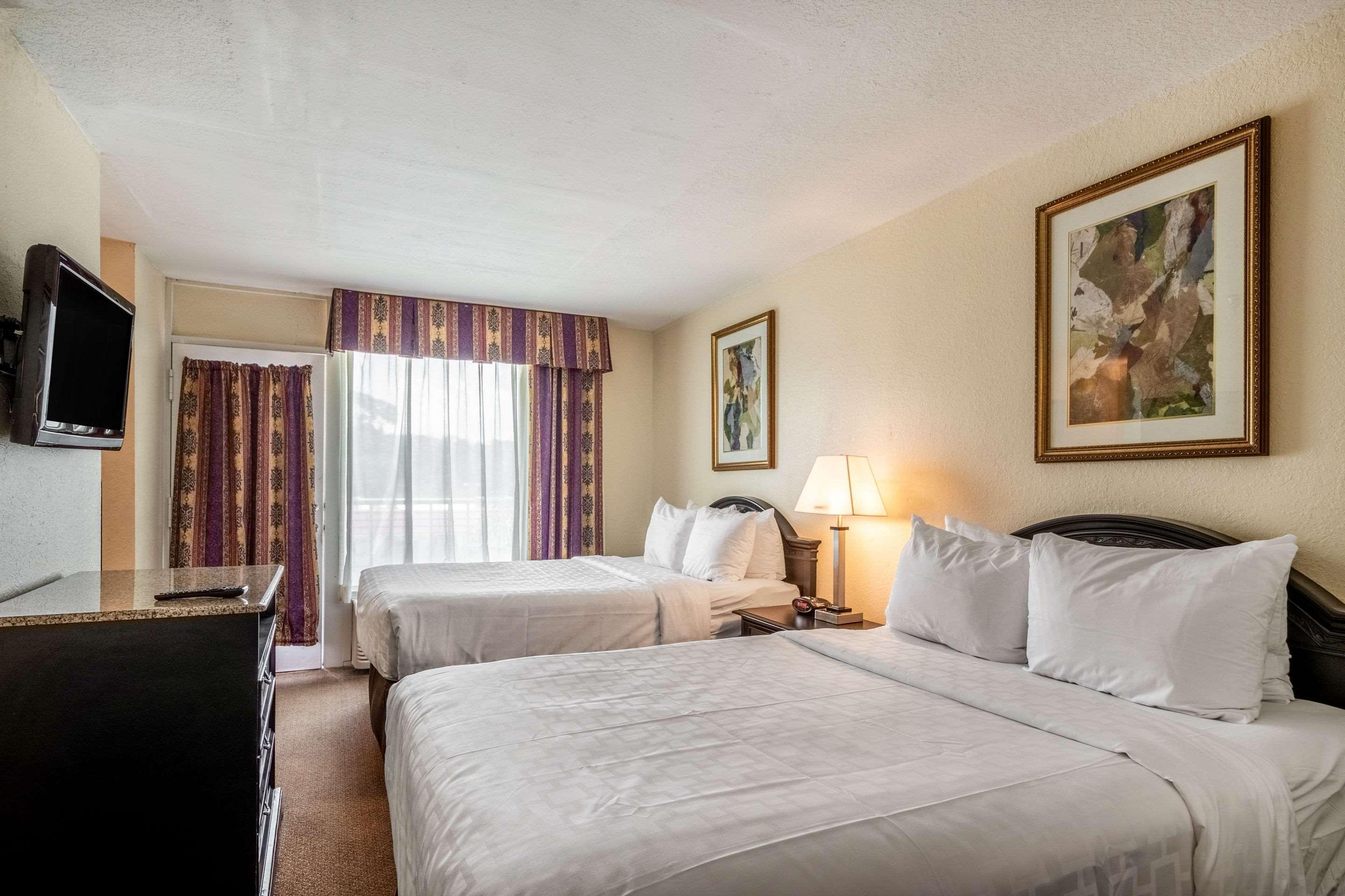 Clarion Inn & Suites Central Clearwater Beach Экстерьер фото