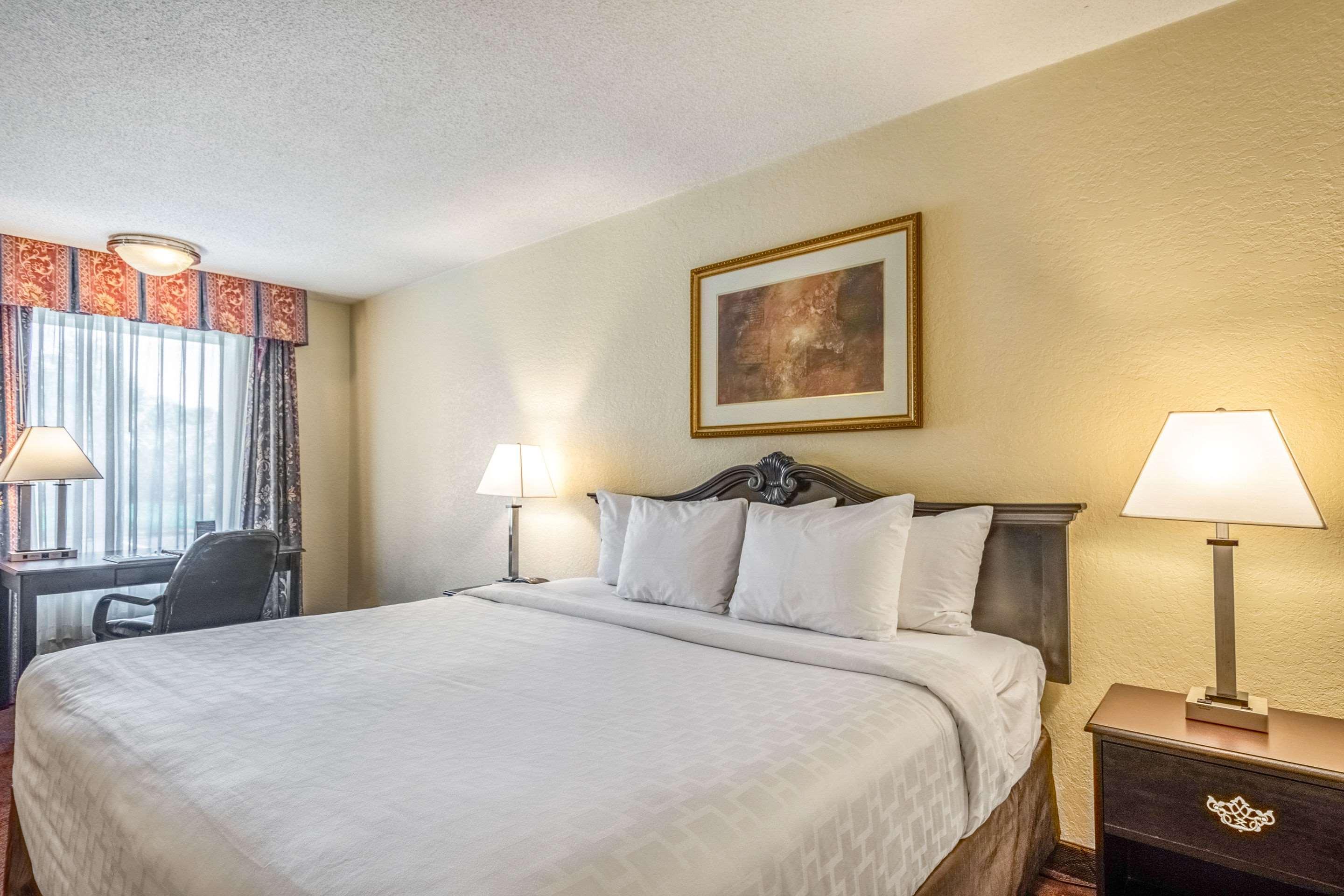 Clarion Inn & Suites Central Clearwater Beach Экстерьер фото