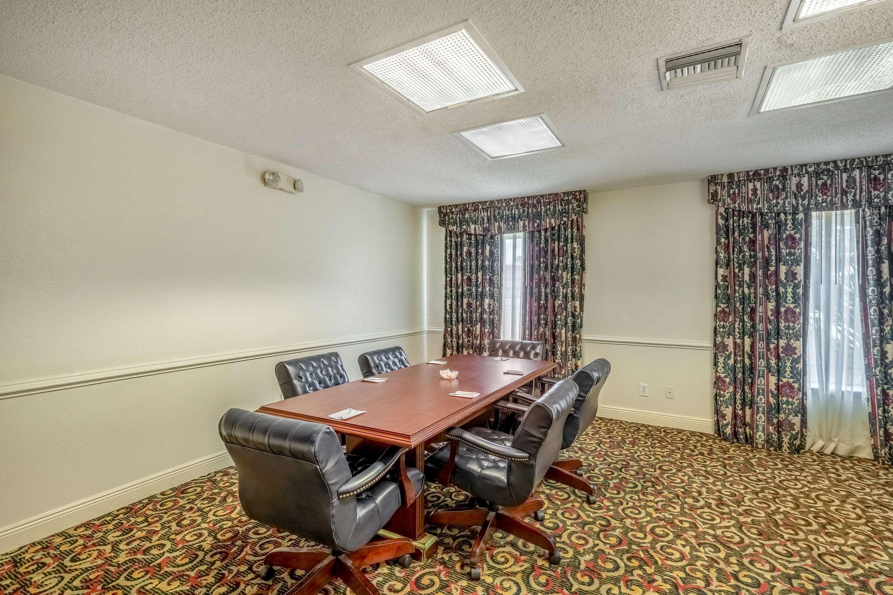 Clarion Inn & Suites Central Clearwater Beach Экстерьер фото