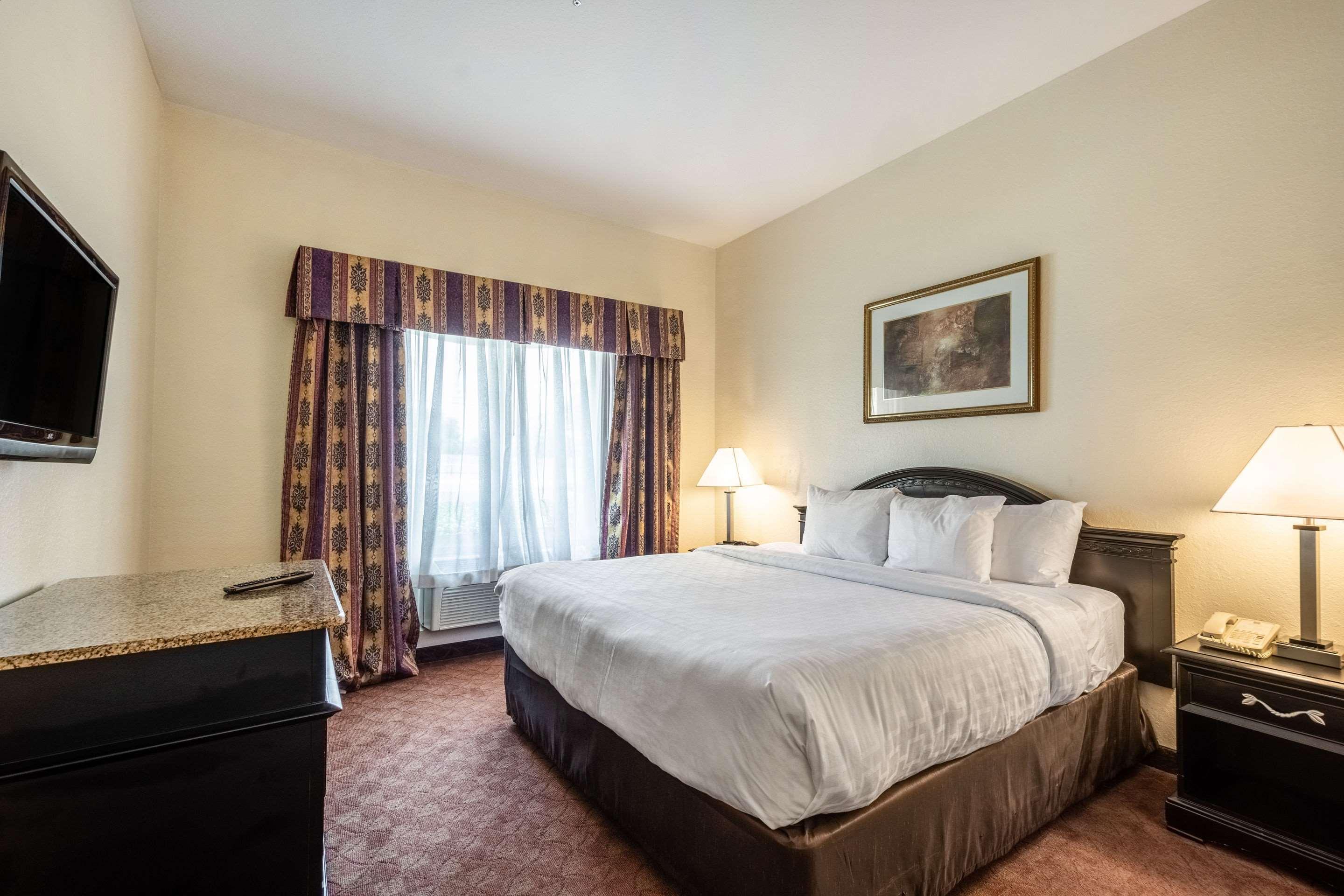 Clarion Inn & Suites Central Clearwater Beach Экстерьер фото
