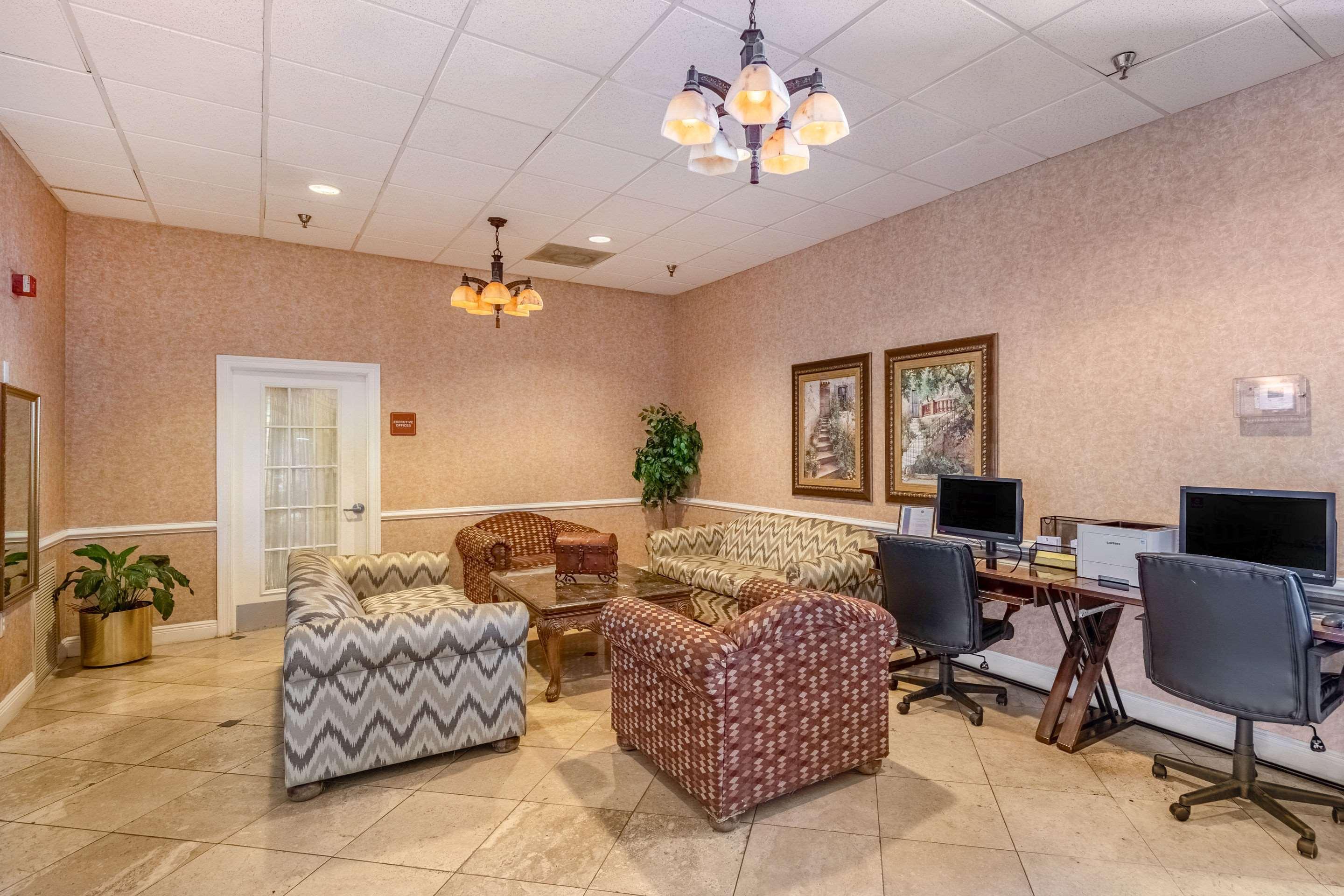 Clarion Inn & Suites Central Clearwater Beach Экстерьер фото
