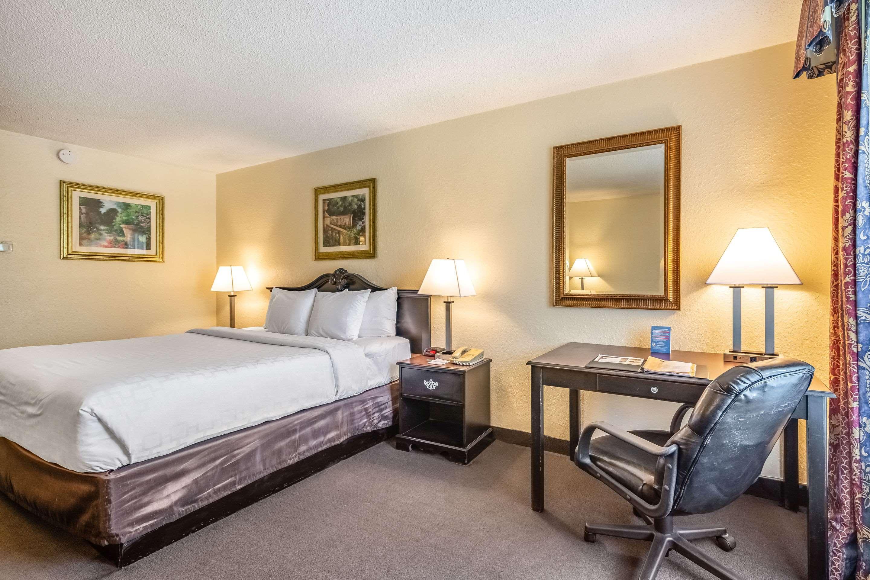 Clarion Inn & Suites Central Clearwater Beach Экстерьер фото
