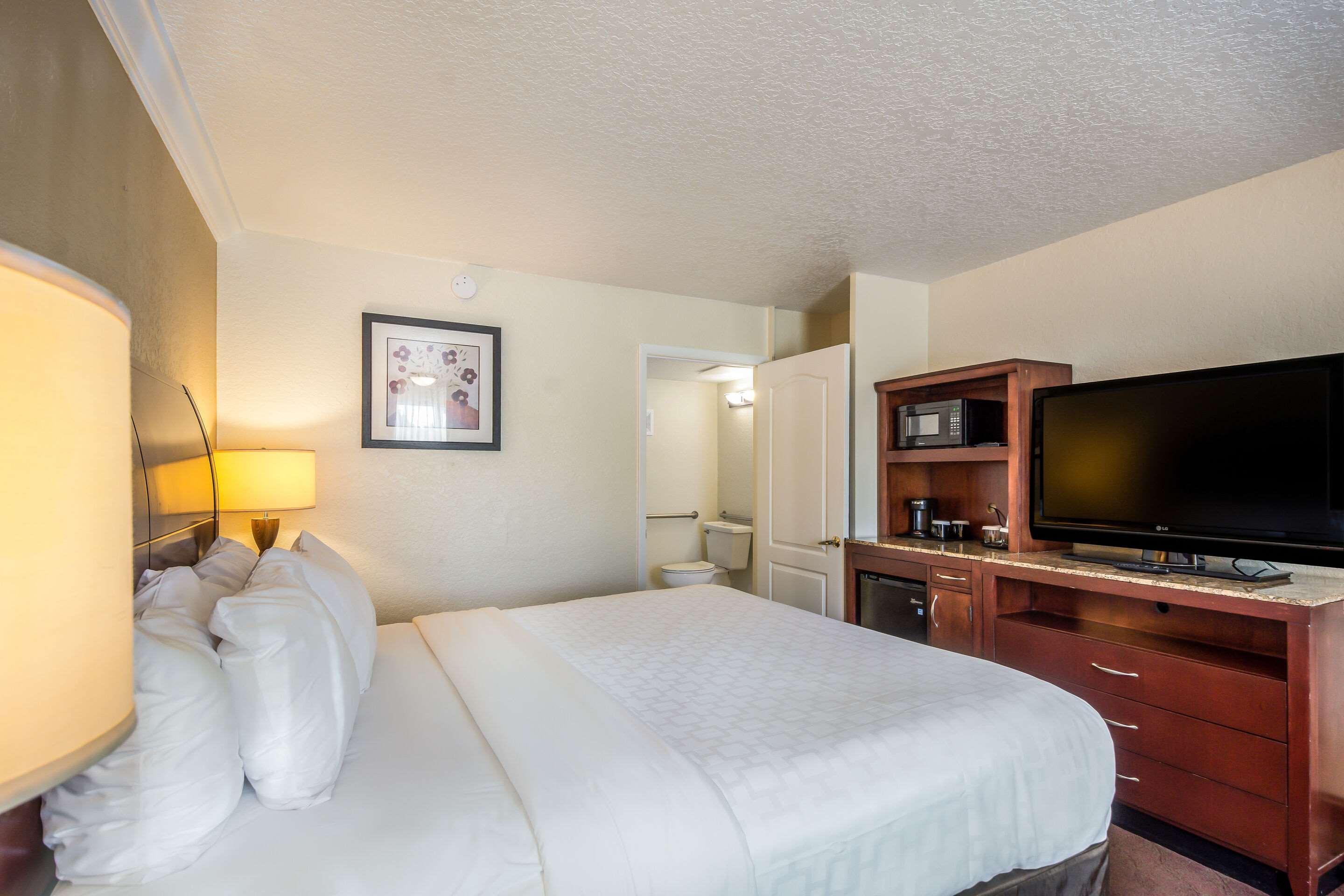 Clarion Inn & Suites Central Clearwater Beach Экстерьер фото