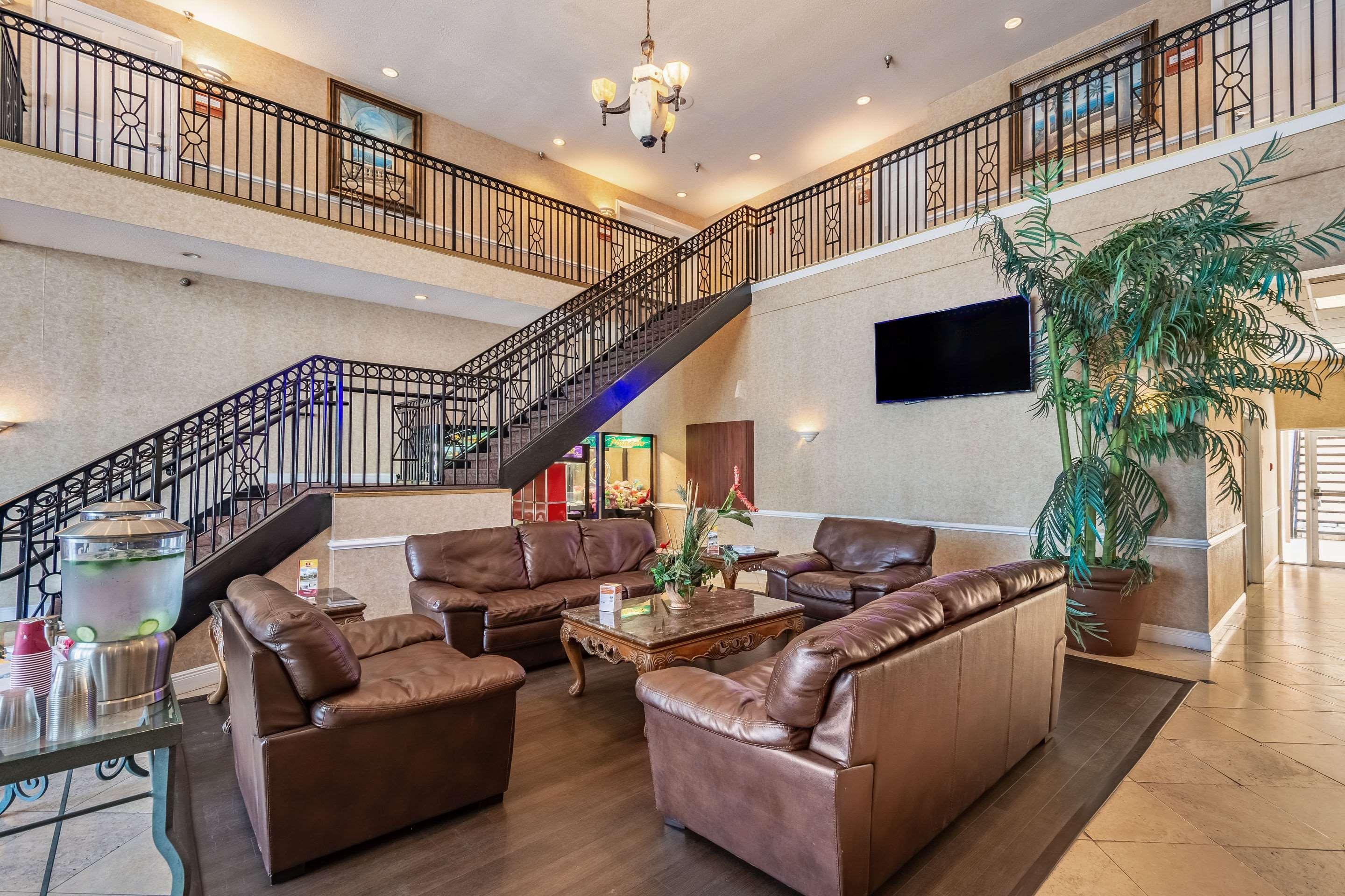 Clarion Inn & Suites Central Clearwater Beach Экстерьер фото
