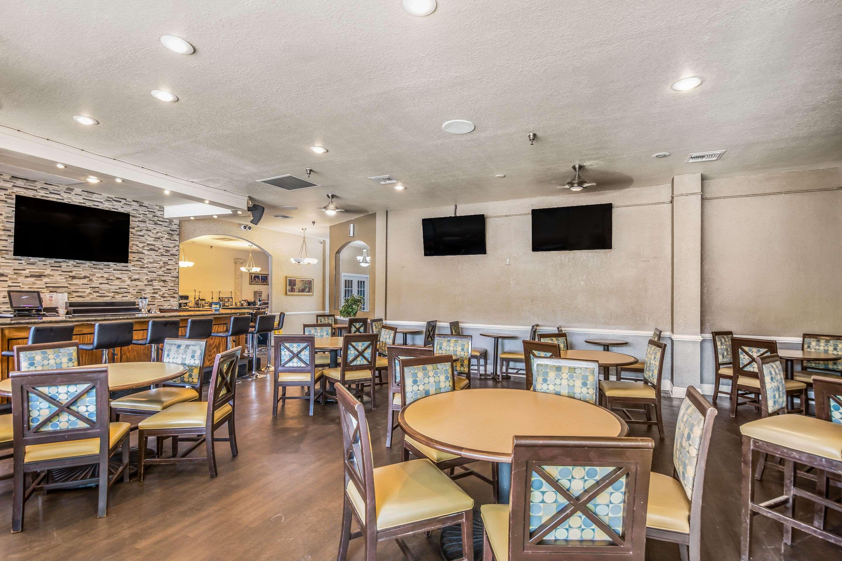 Clarion Inn & Suites Central Clearwater Beach Экстерьер фото
