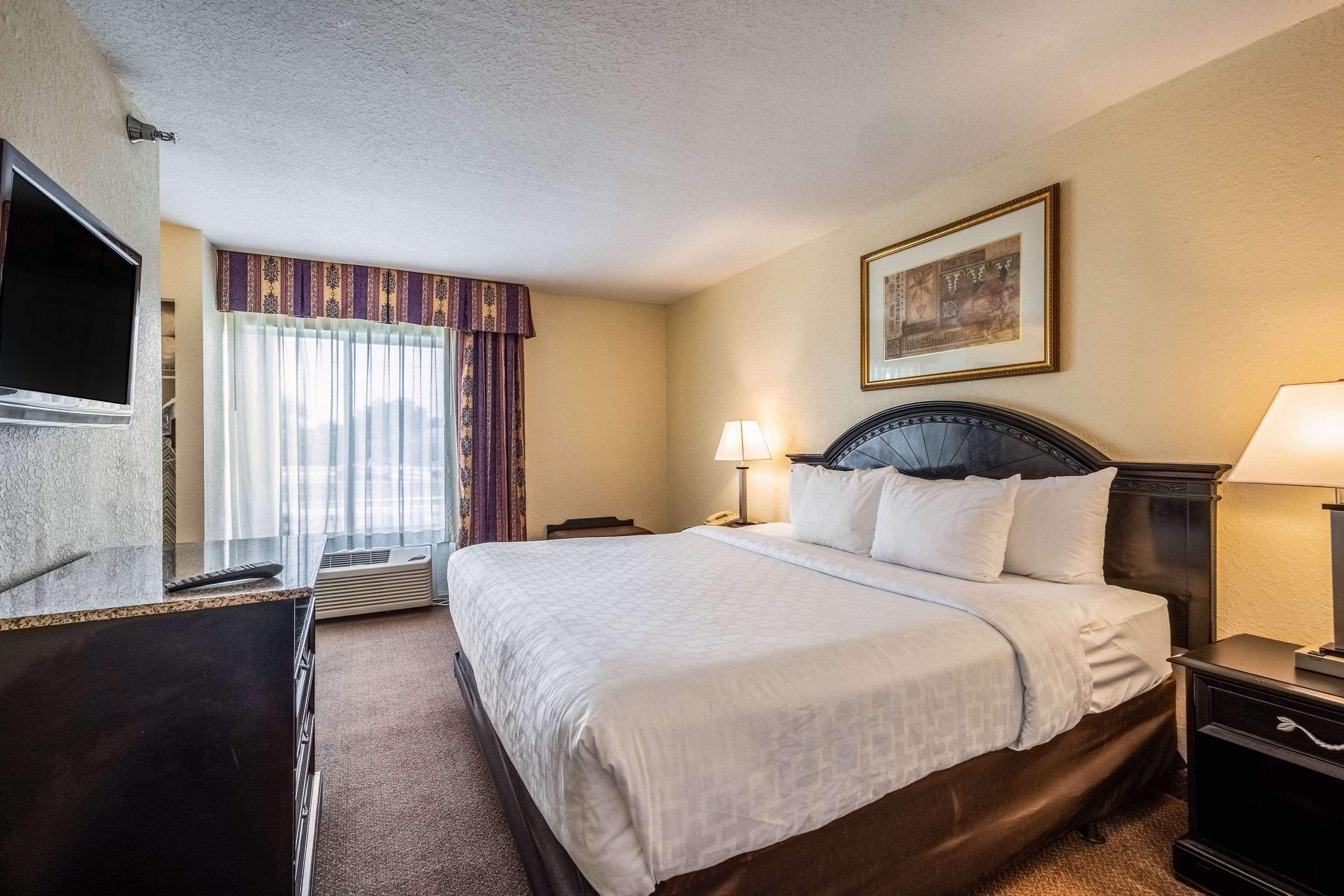 Clarion Inn & Suites Central Clearwater Beach Экстерьер фото