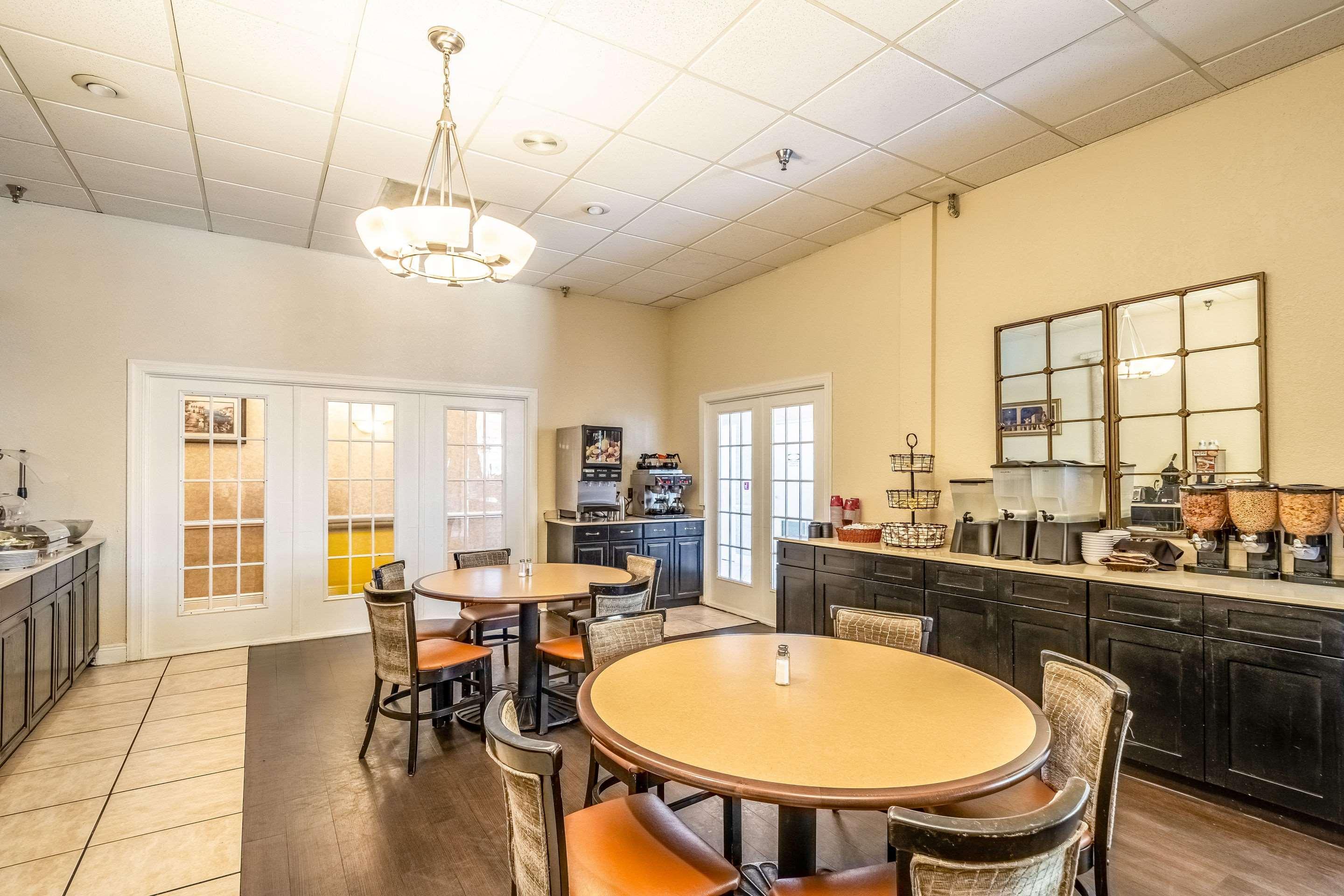 Clarion Inn & Suites Central Clearwater Beach Экстерьер фото