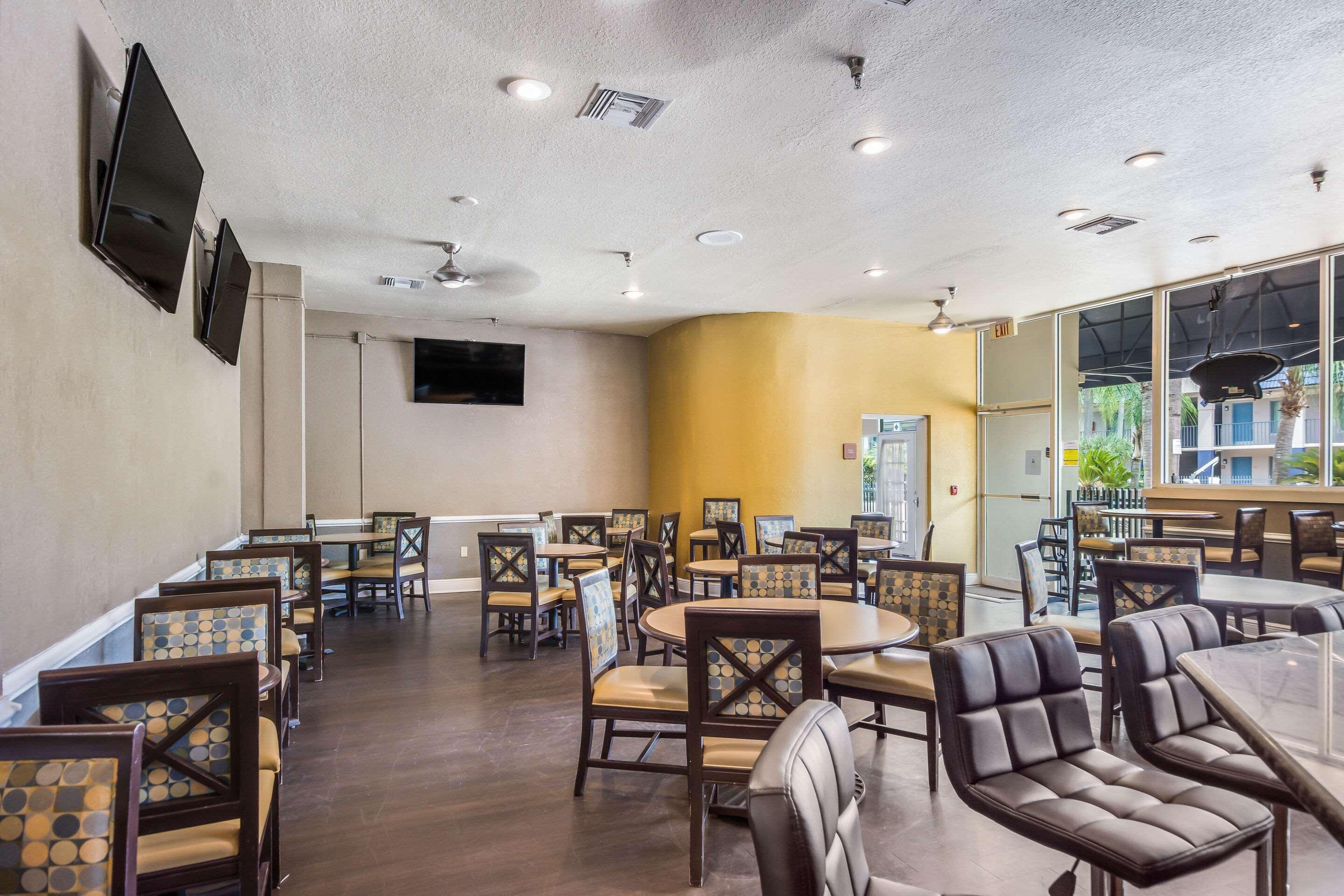 Clarion Inn & Suites Central Clearwater Beach Экстерьер фото
