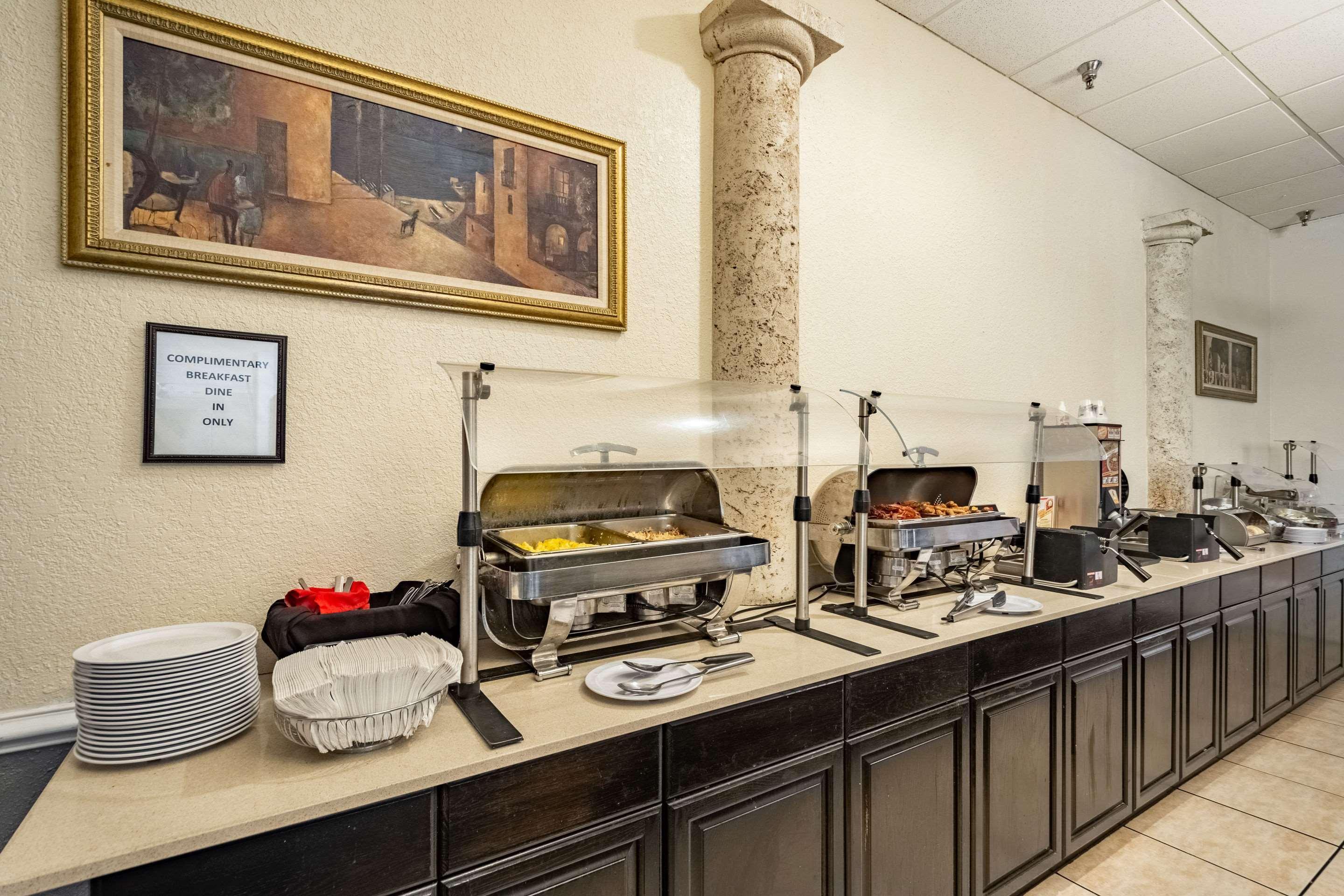 Clarion Inn & Suites Central Clearwater Beach Экстерьер фото
