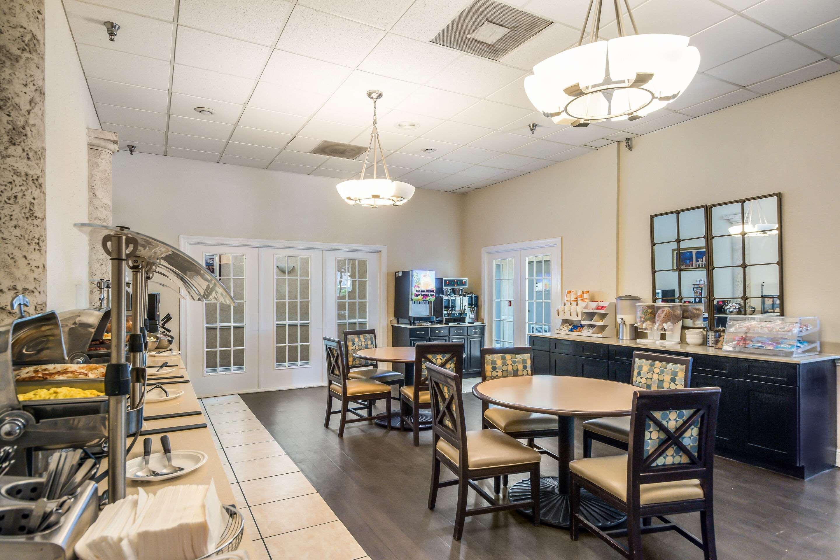 Clarion Inn & Suites Central Clearwater Beach Экстерьер фото