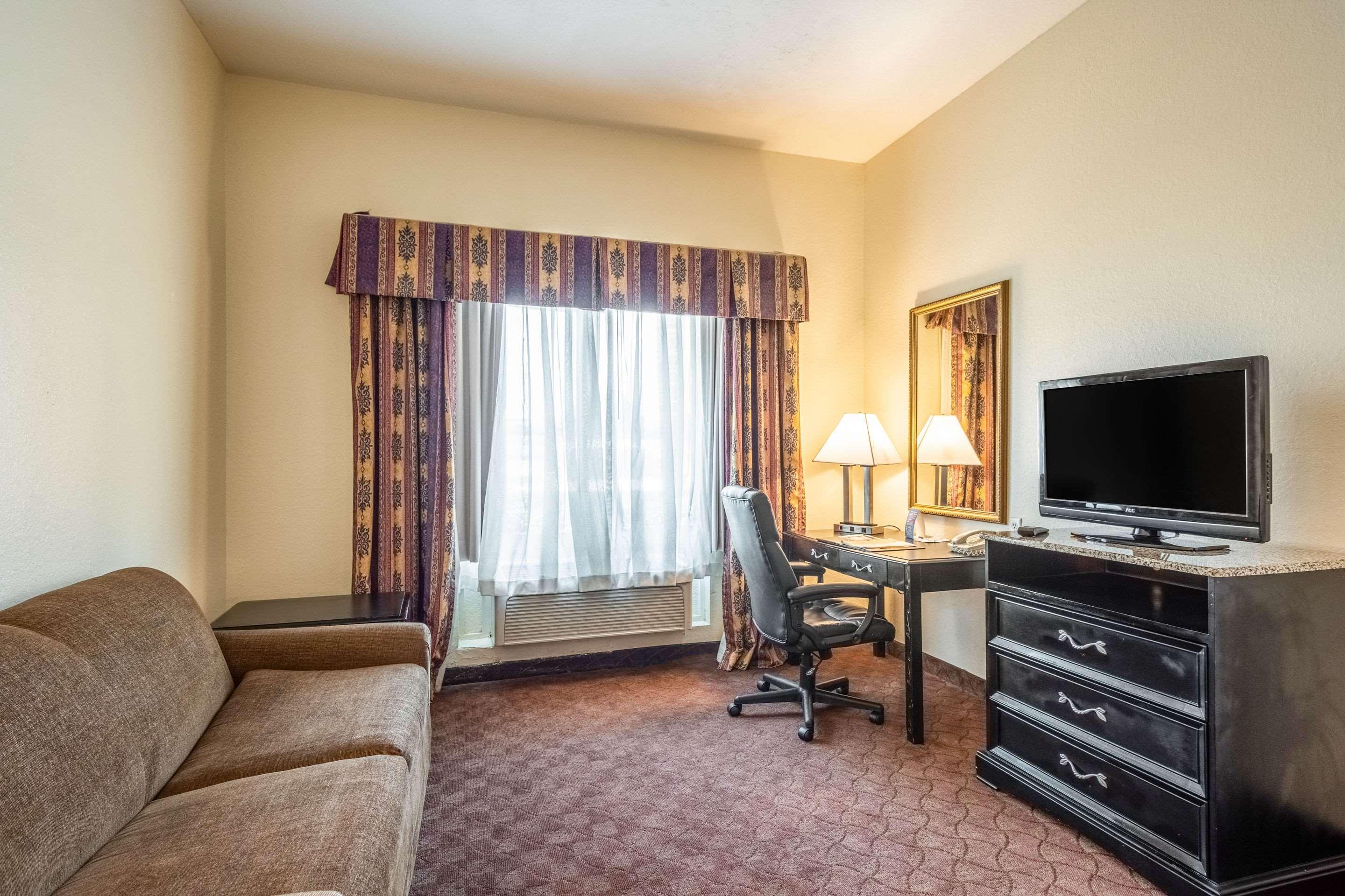 Clarion Inn & Suites Central Clearwater Beach Экстерьер фото