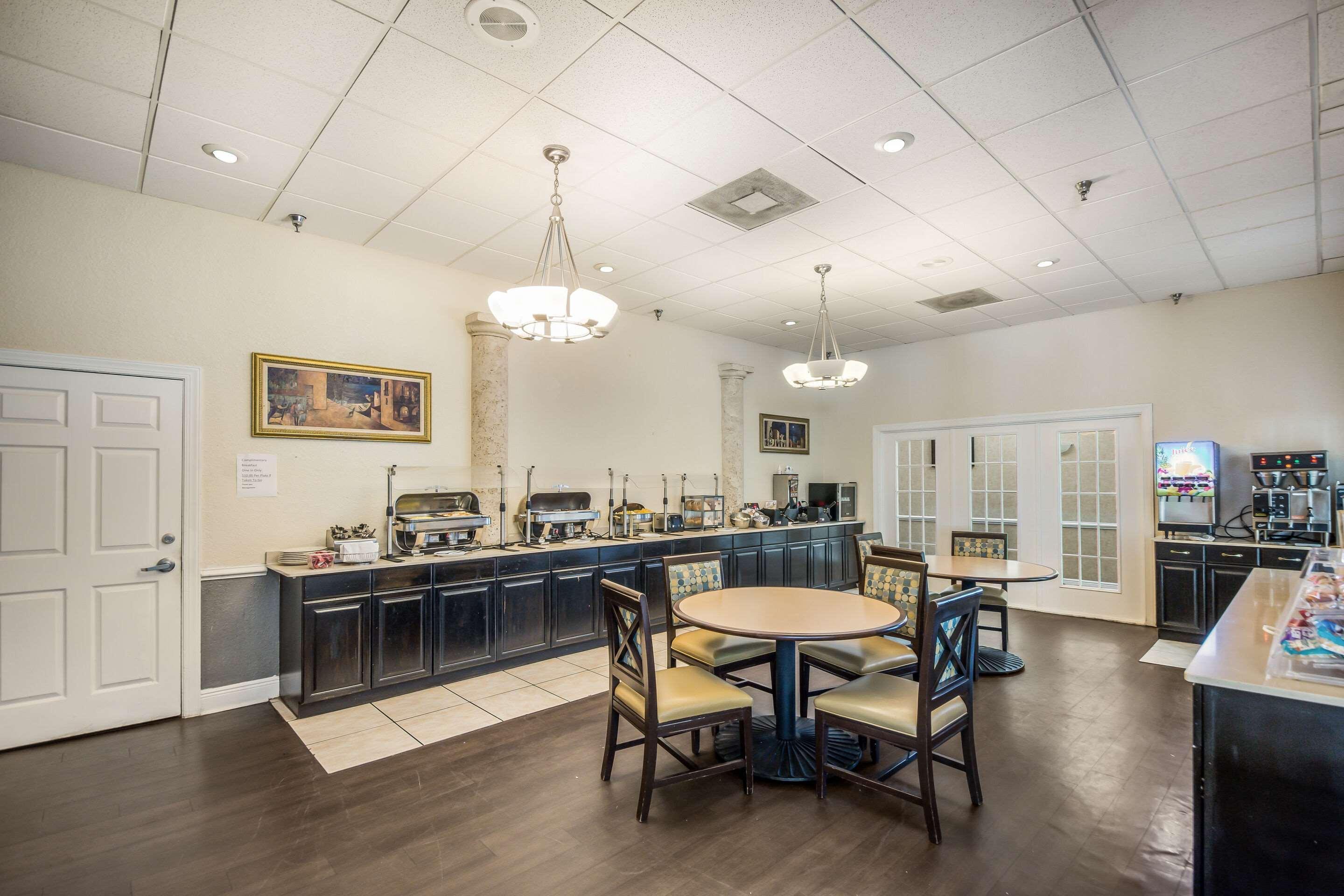 Clarion Inn & Suites Central Clearwater Beach Экстерьер фото