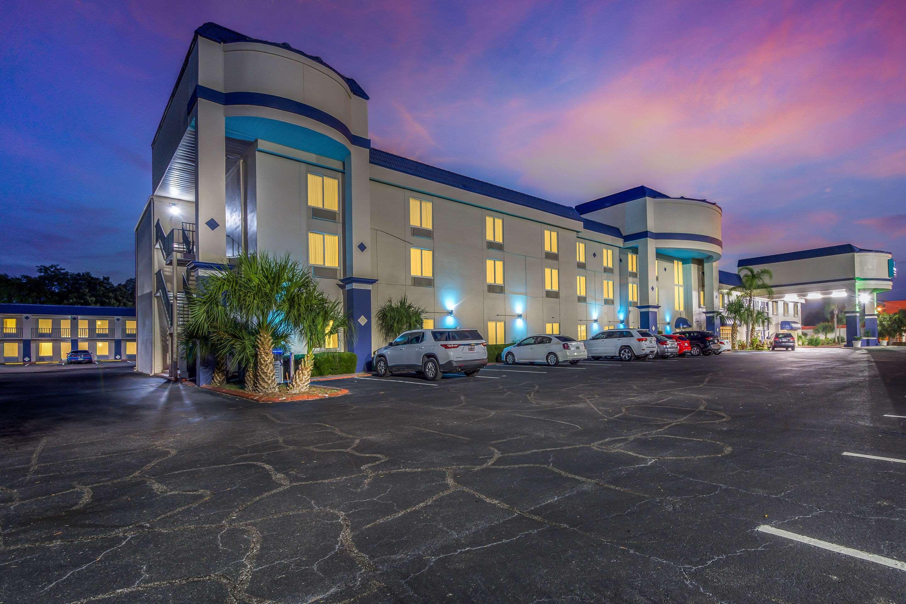Clarion Inn & Suites Central Clearwater Beach Экстерьер фото