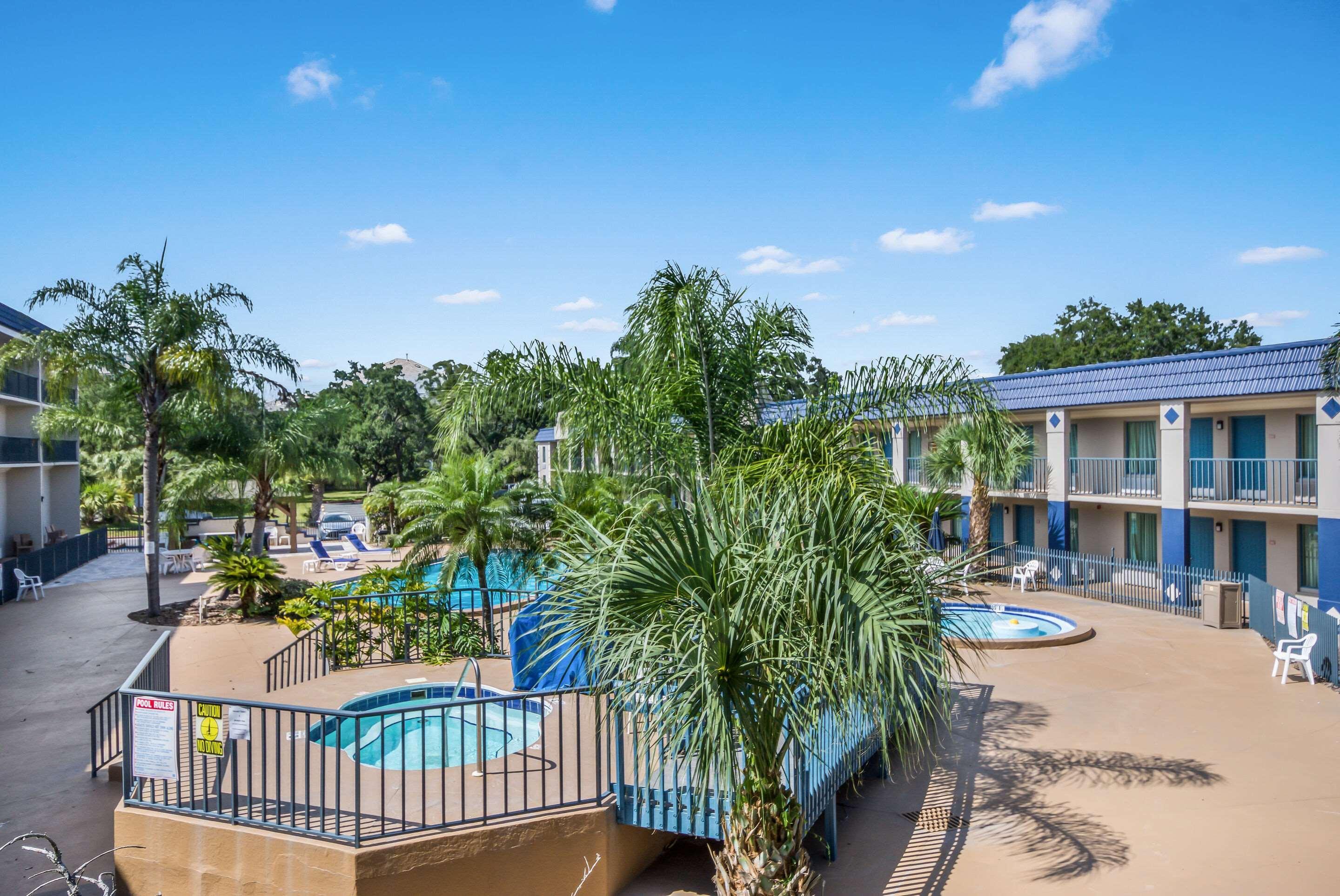 Clarion Inn & Suites Central Clearwater Beach Экстерьер фото