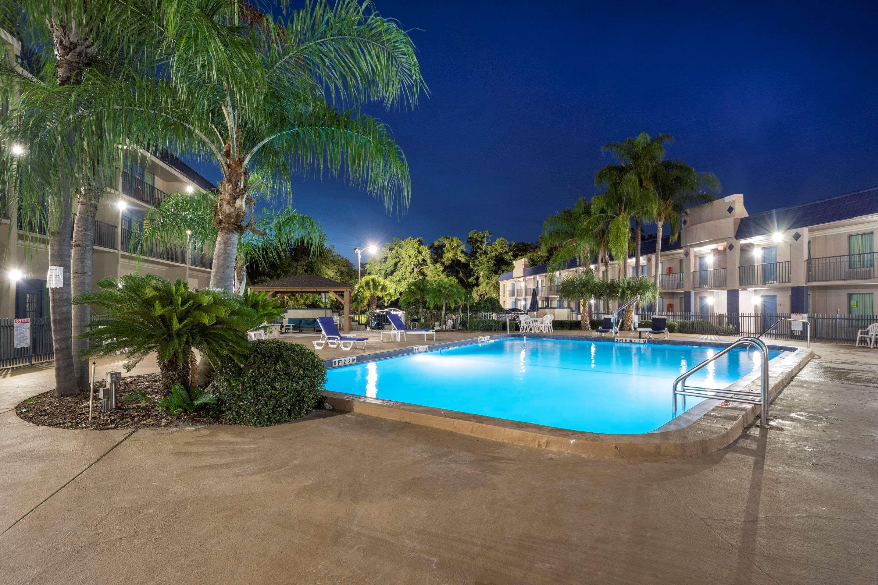 Clarion Inn & Suites Central Clearwater Beach Экстерьер фото