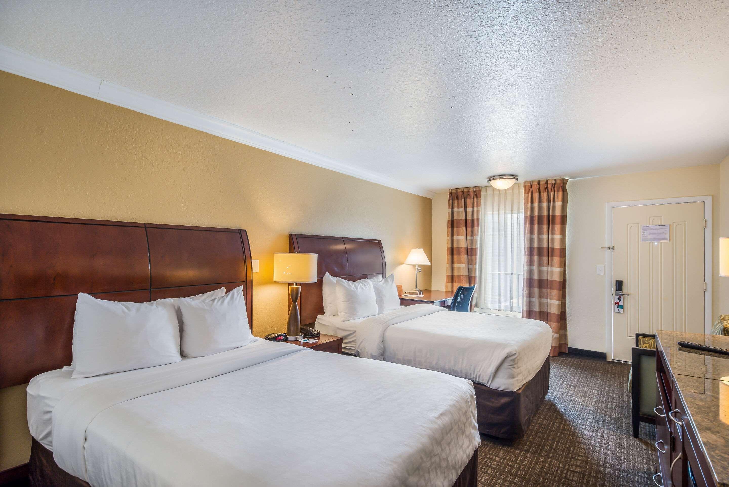Clarion Inn & Suites Central Clearwater Beach Экстерьер фото