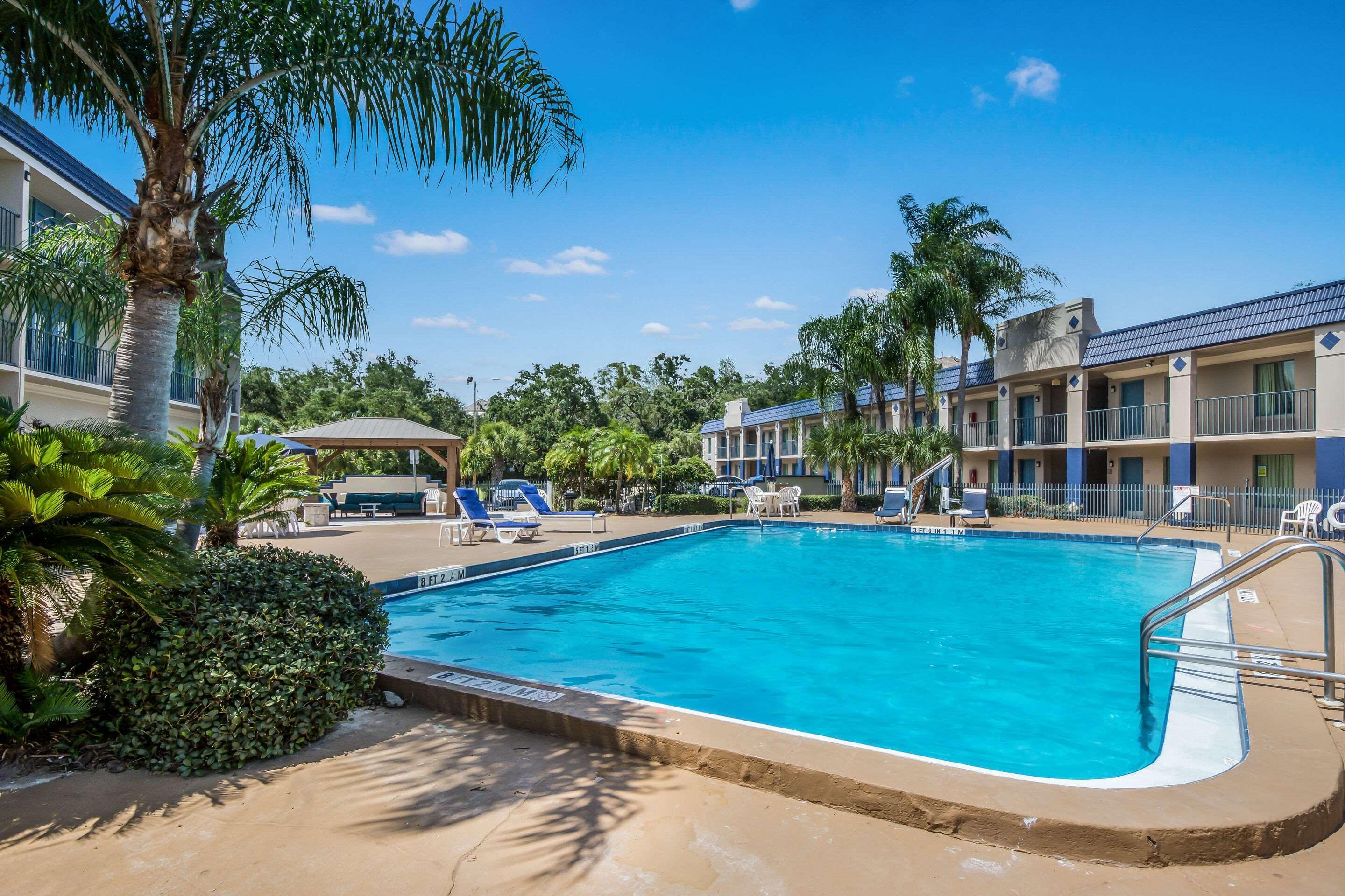 Clarion Inn & Suites Central Clearwater Beach Экстерьер фото