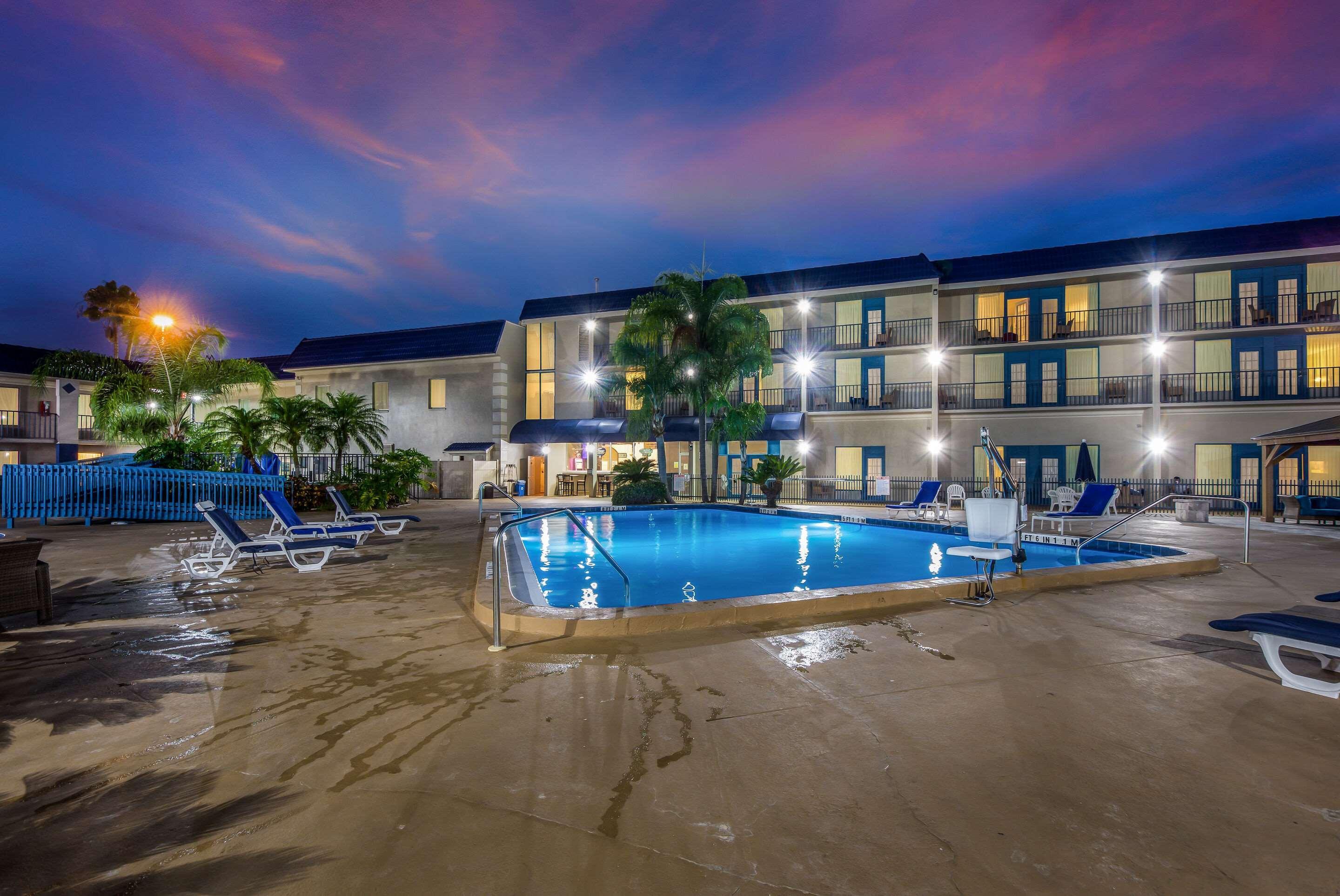 Clarion Inn & Suites Central Clearwater Beach Экстерьер фото