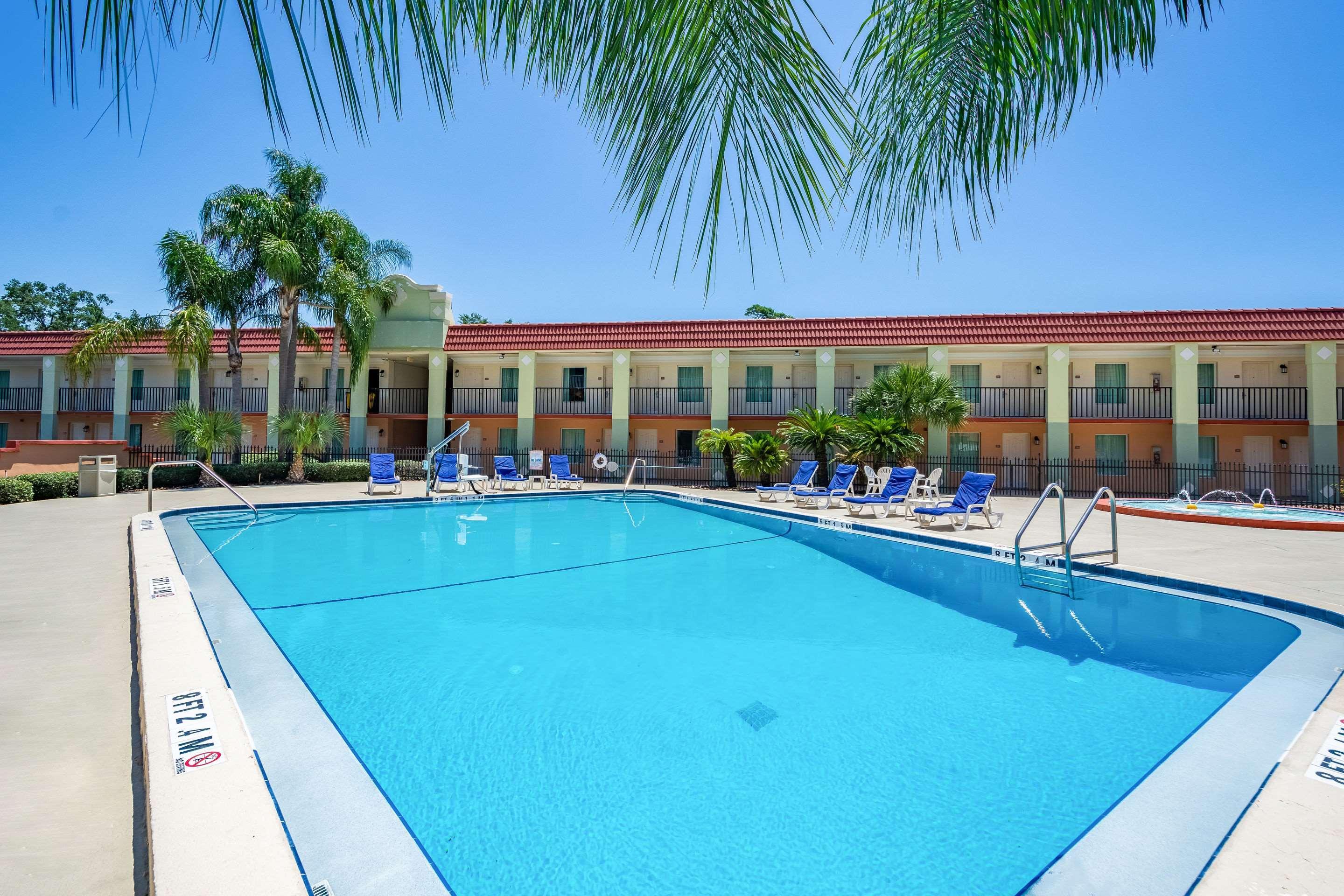 Clarion Inn & Suites Central Clearwater Beach Экстерьер фото