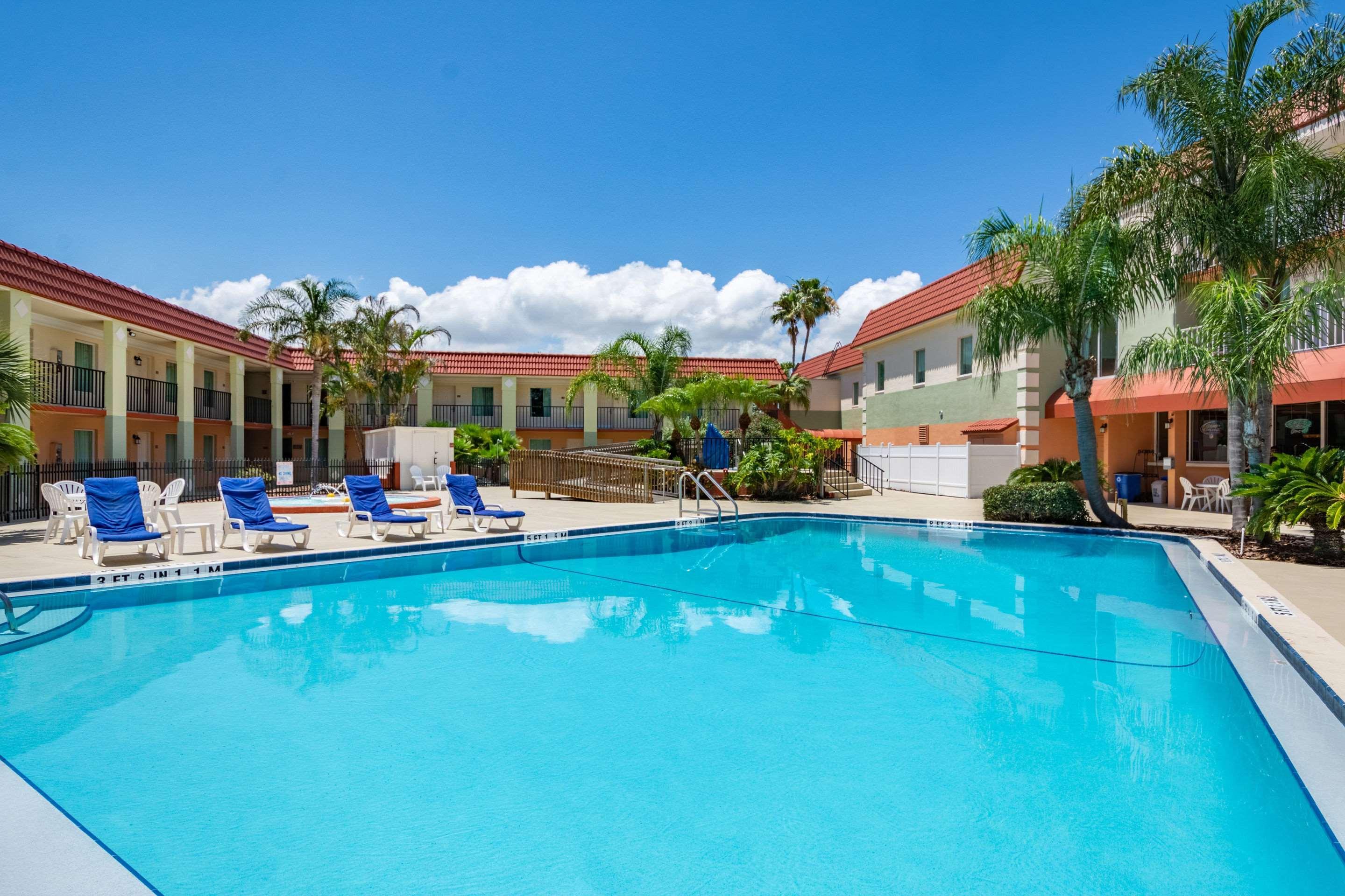 Clarion Inn & Suites Central Clearwater Beach Экстерьер фото