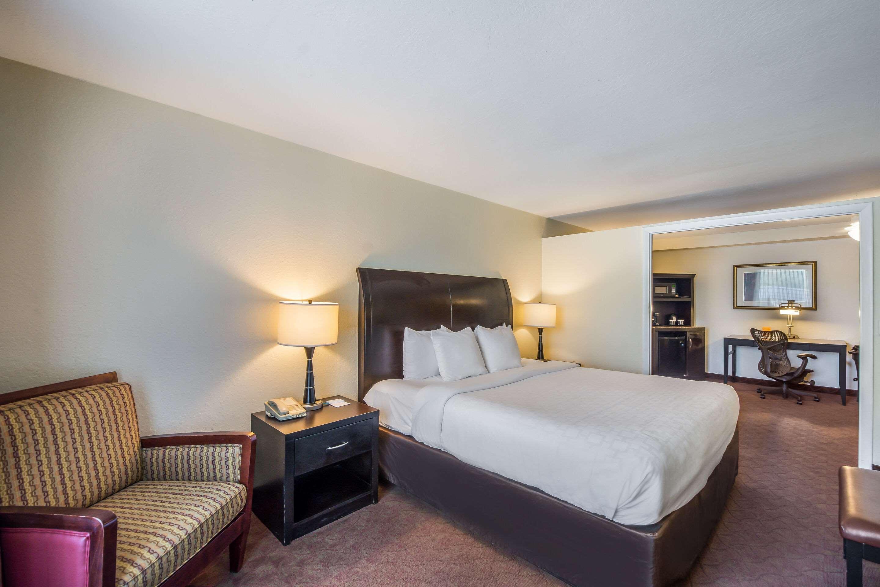Clarion Inn & Suites Central Clearwater Beach Экстерьер фото