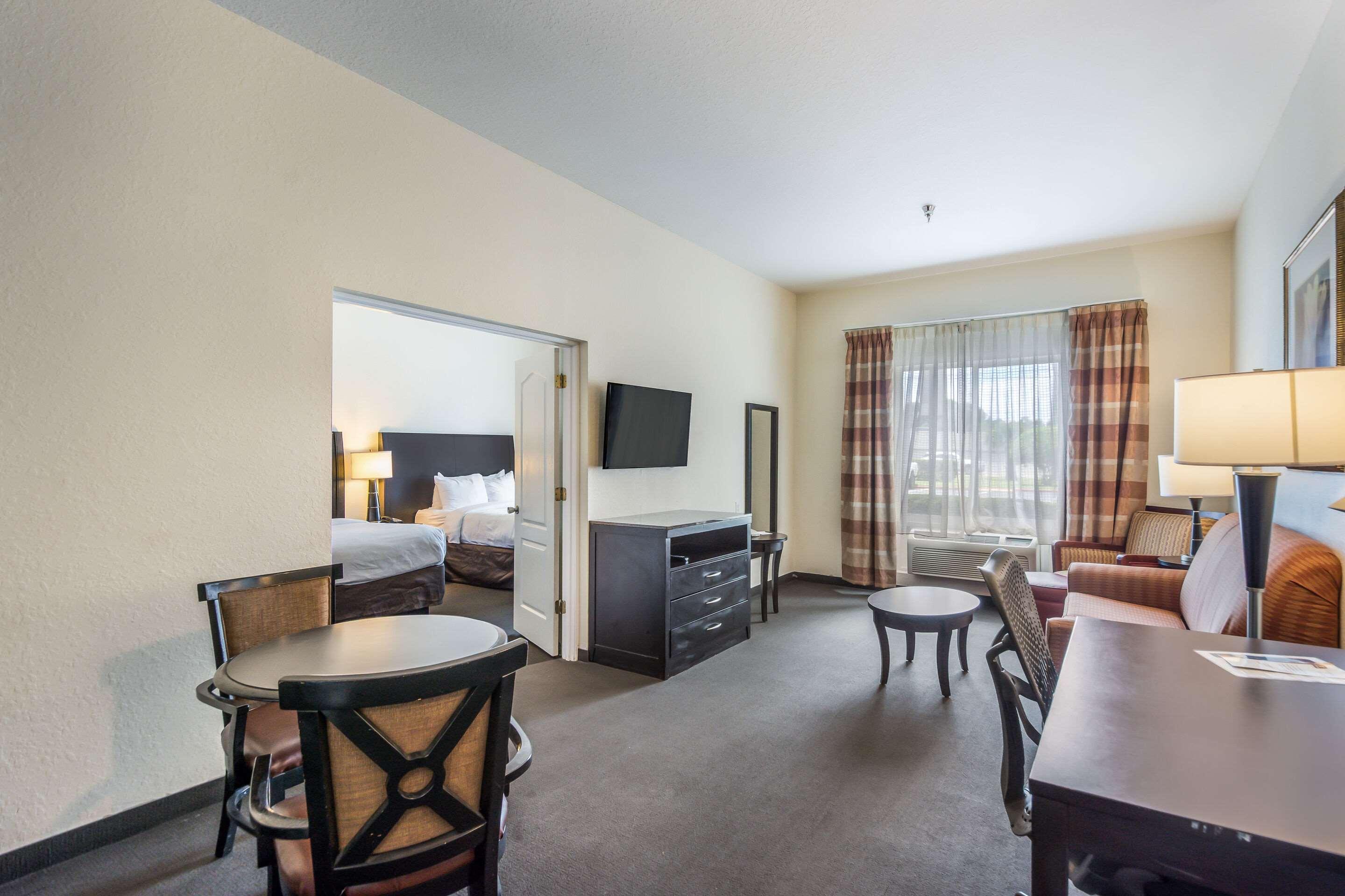Clarion Inn & Suites Central Clearwater Beach Экстерьер фото