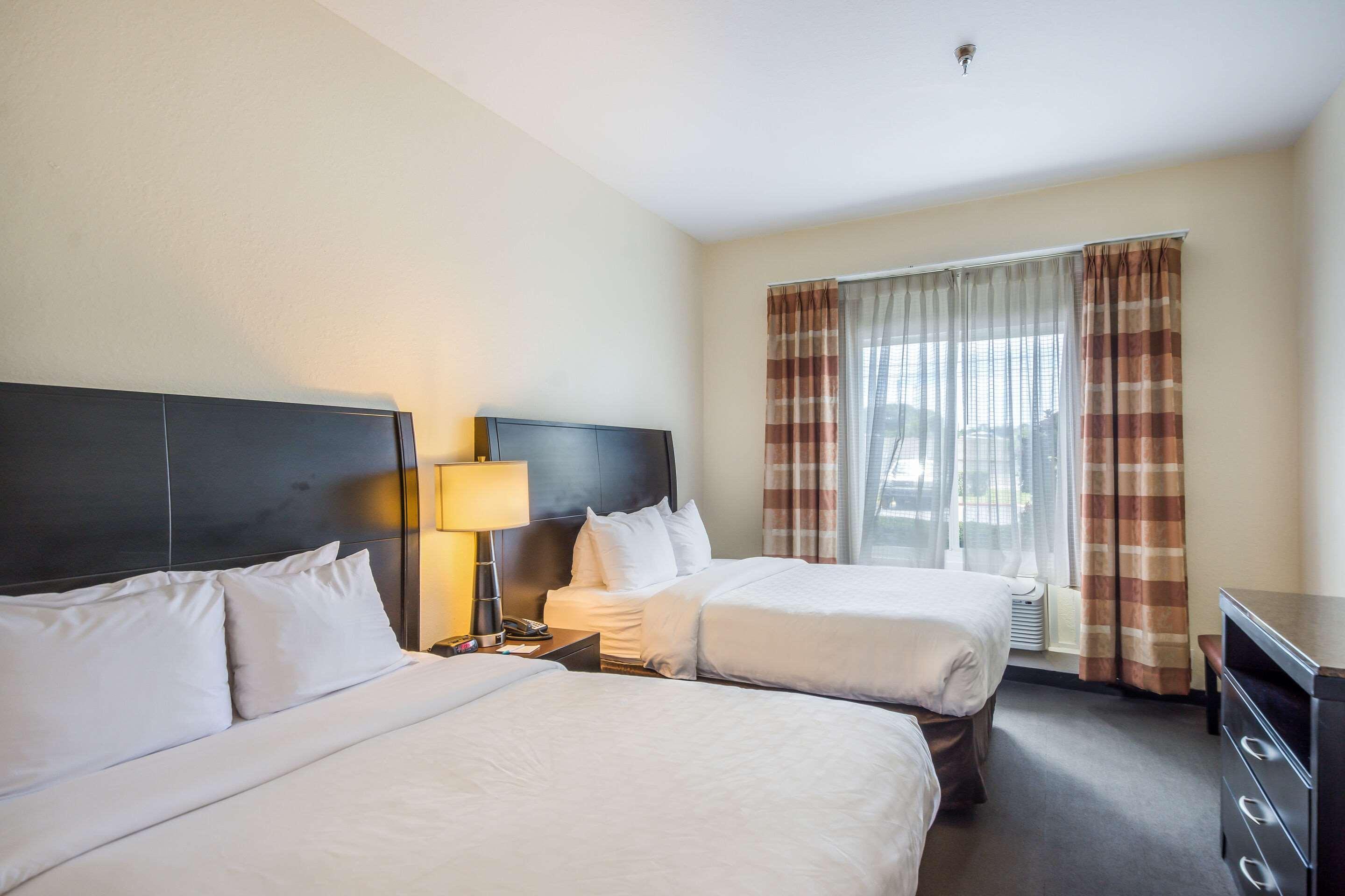 Clarion Inn & Suites Central Clearwater Beach Экстерьер фото