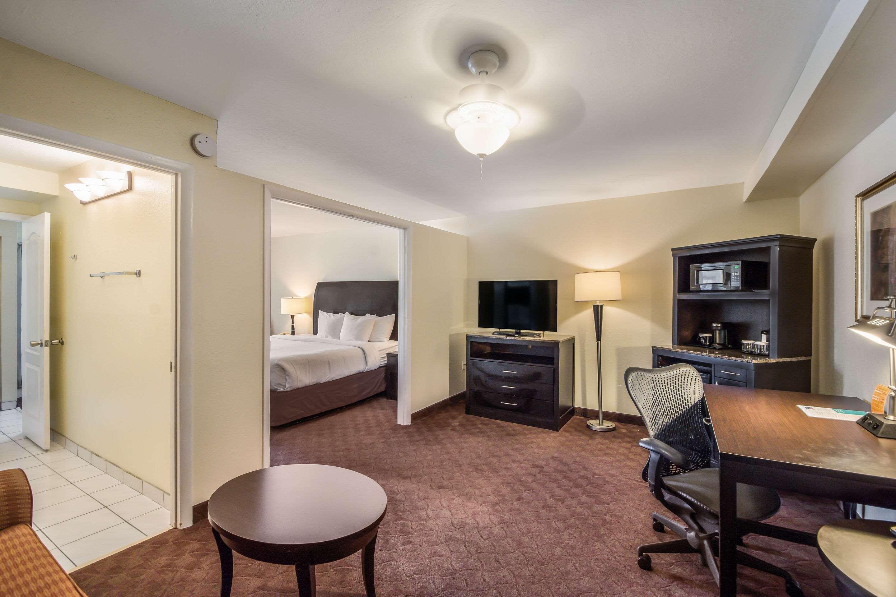 Clarion Inn & Suites Central Clearwater Beach Экстерьер фото