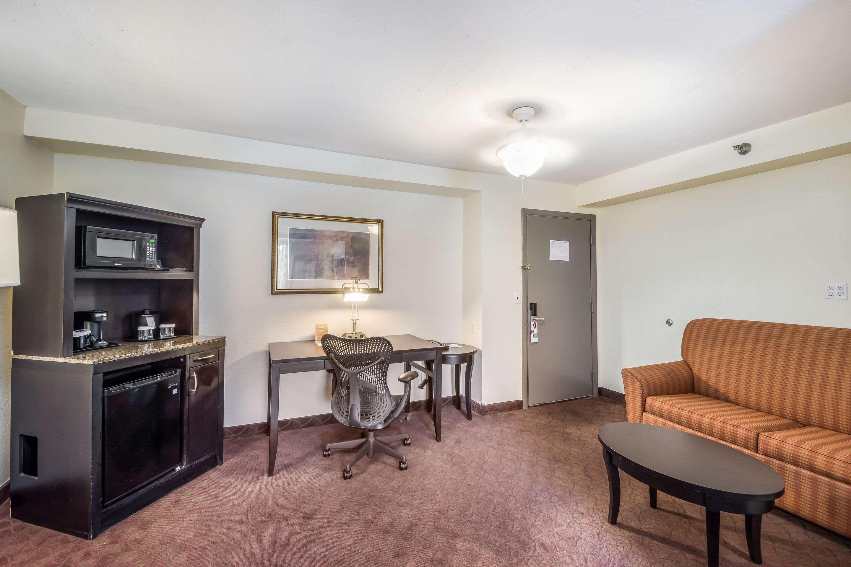Clarion Inn & Suites Central Clearwater Beach Экстерьер фото