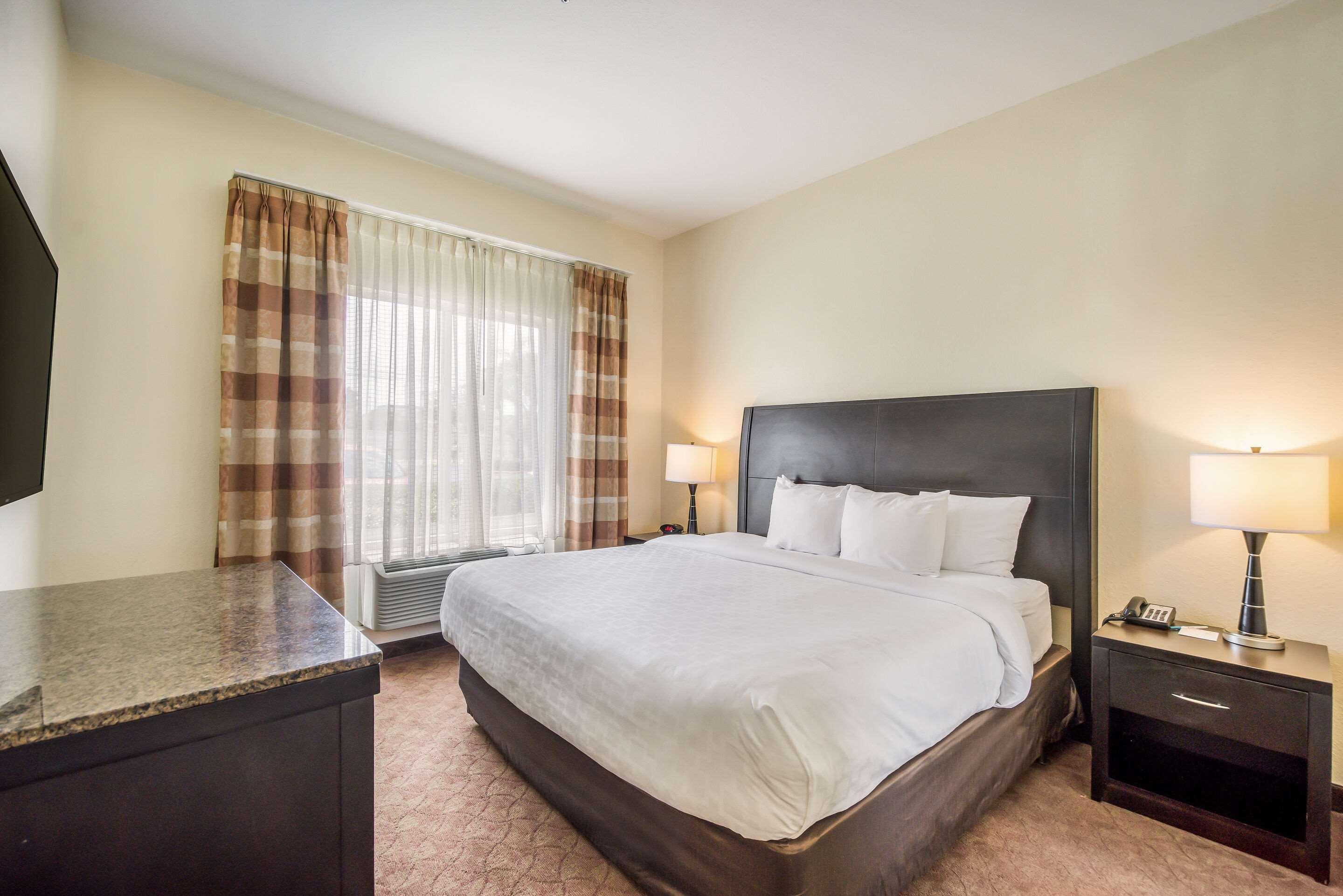 Clarion Inn & Suites Central Clearwater Beach Экстерьер фото