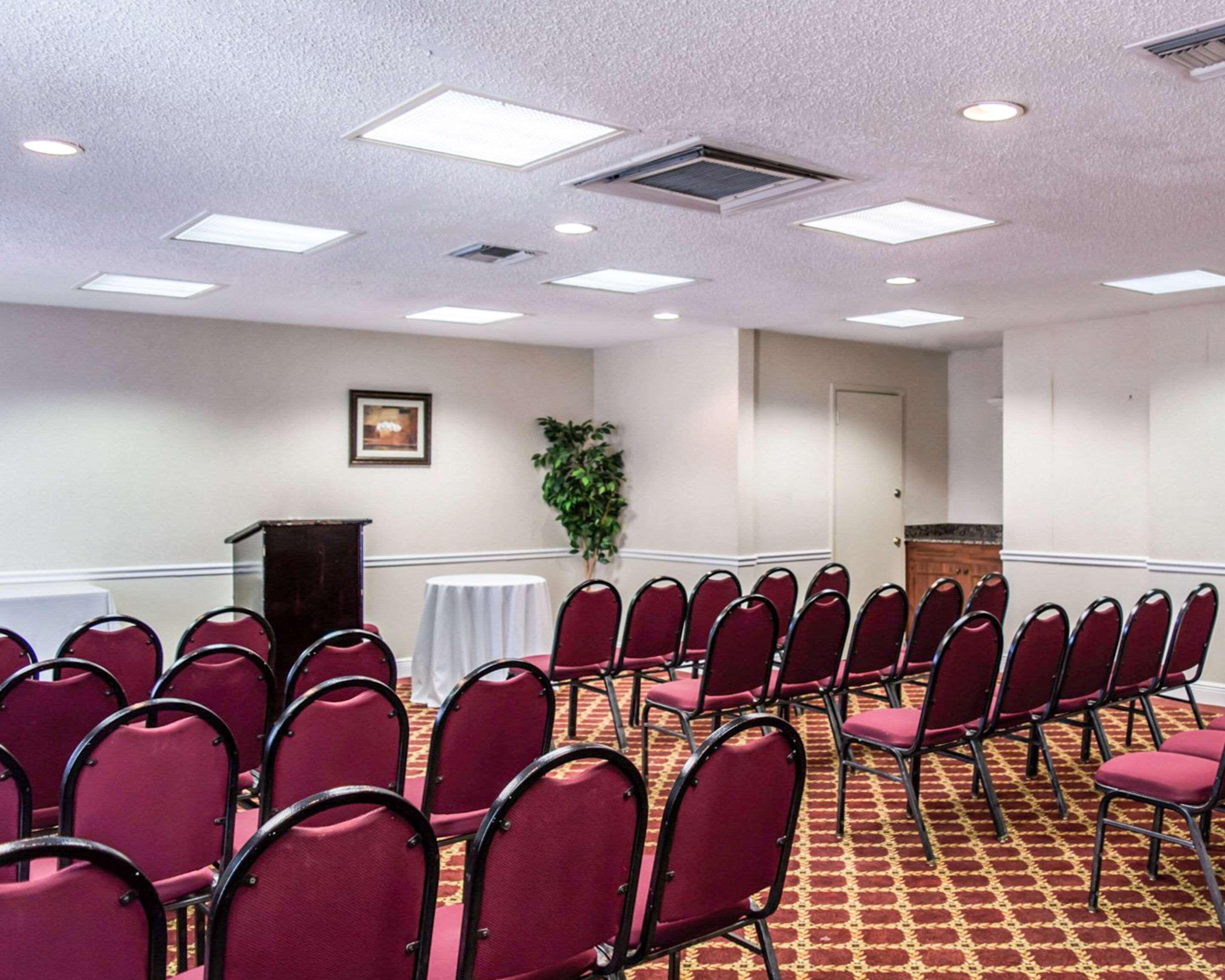Clarion Inn & Suites Central Clearwater Beach Экстерьер фото
